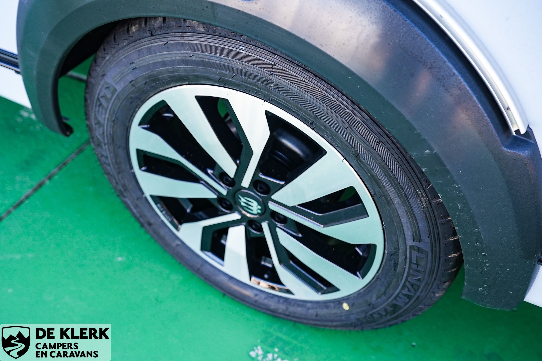 KNAUS SUDWIND 450 FU Black Selection