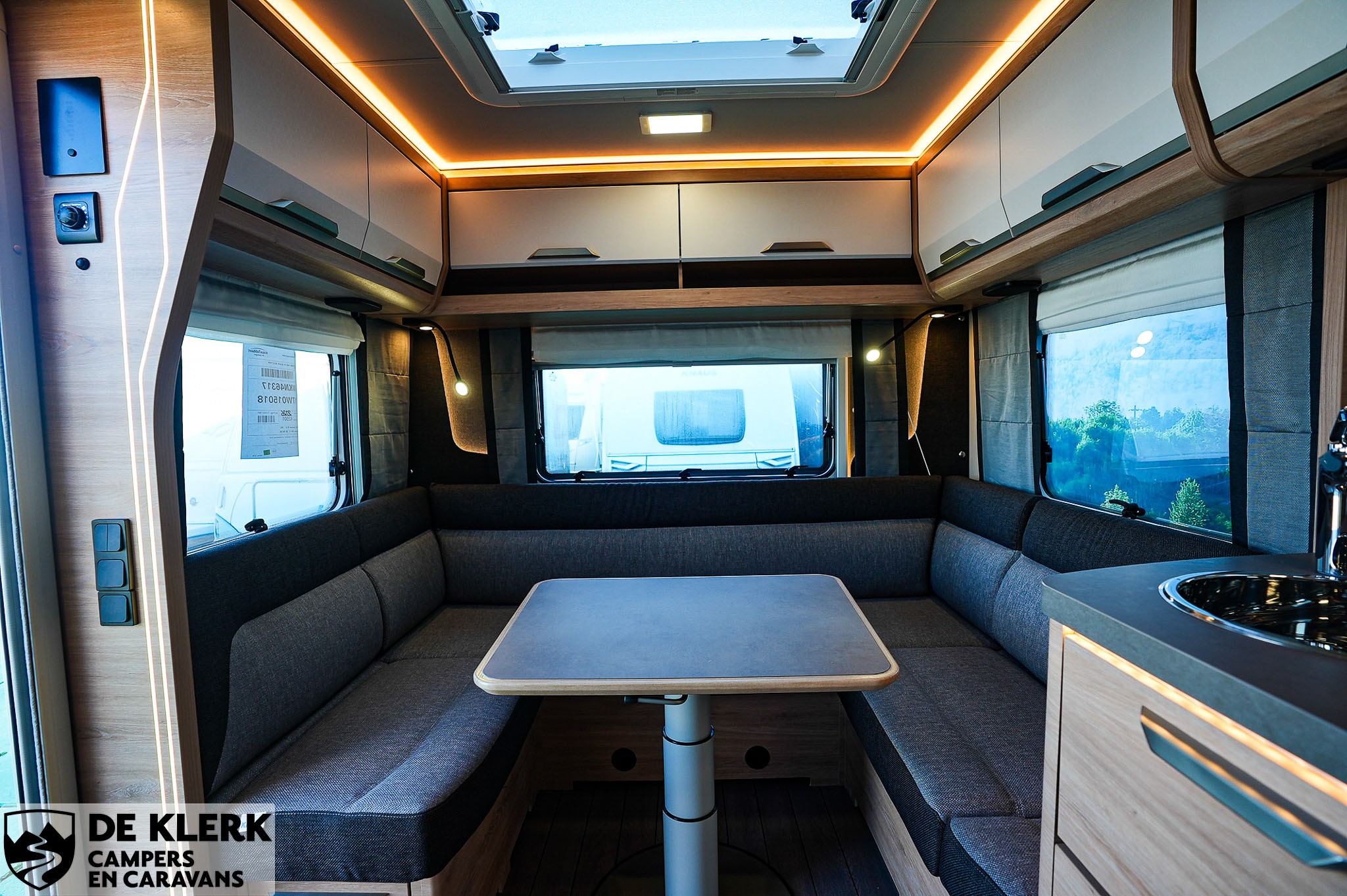 KNAUS SUDWIND 450 FU Black Selection