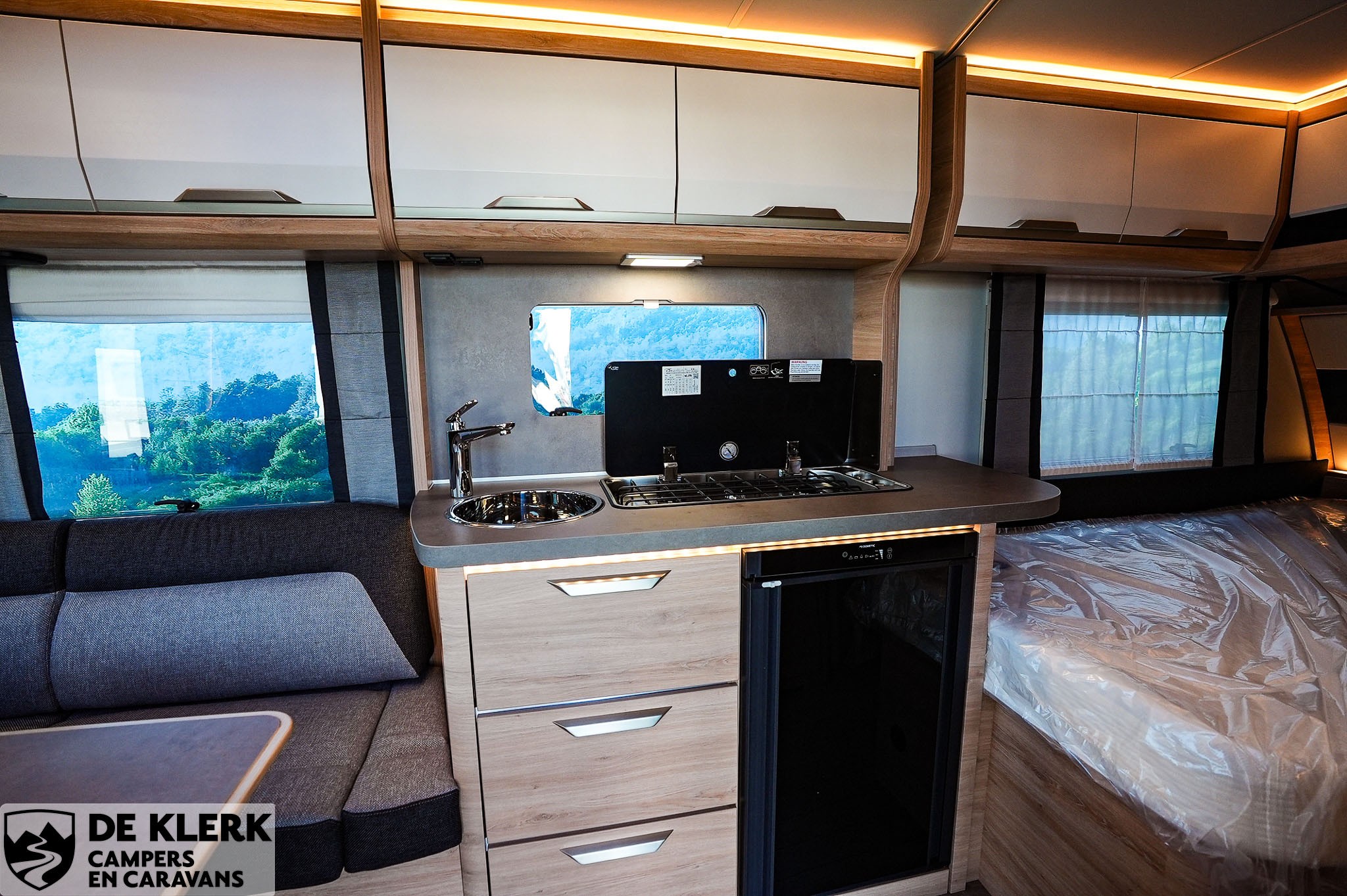 KNAUS SUDWIND 450 FU Black Selection