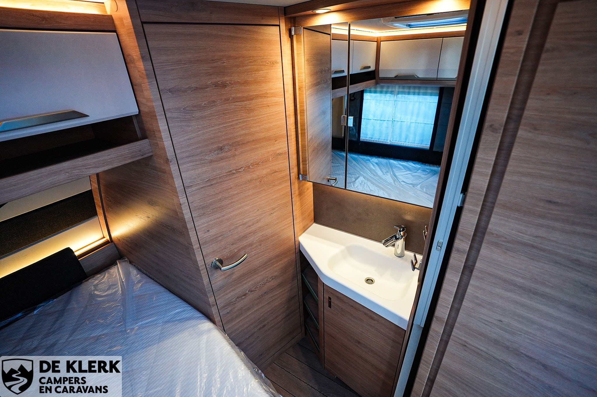 KNAUS SUDWIND 450 FU Black Selection