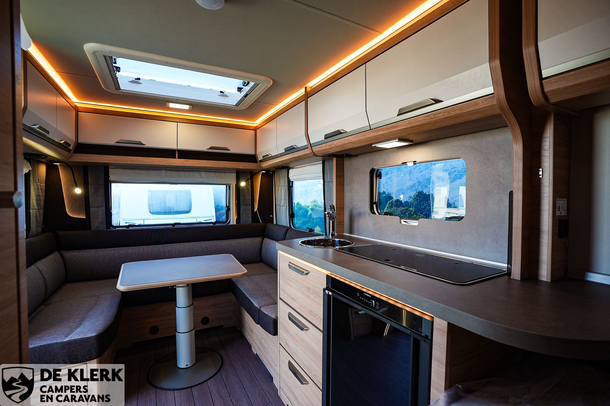 KNAUS SUDWIND 450 FU Black Selection