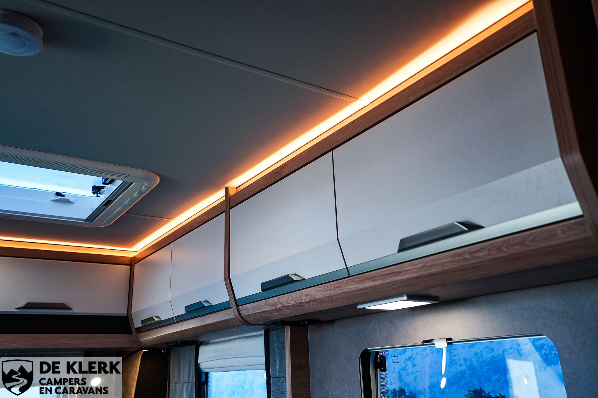 KNAUS SUDWIND 450 FU Black Selection