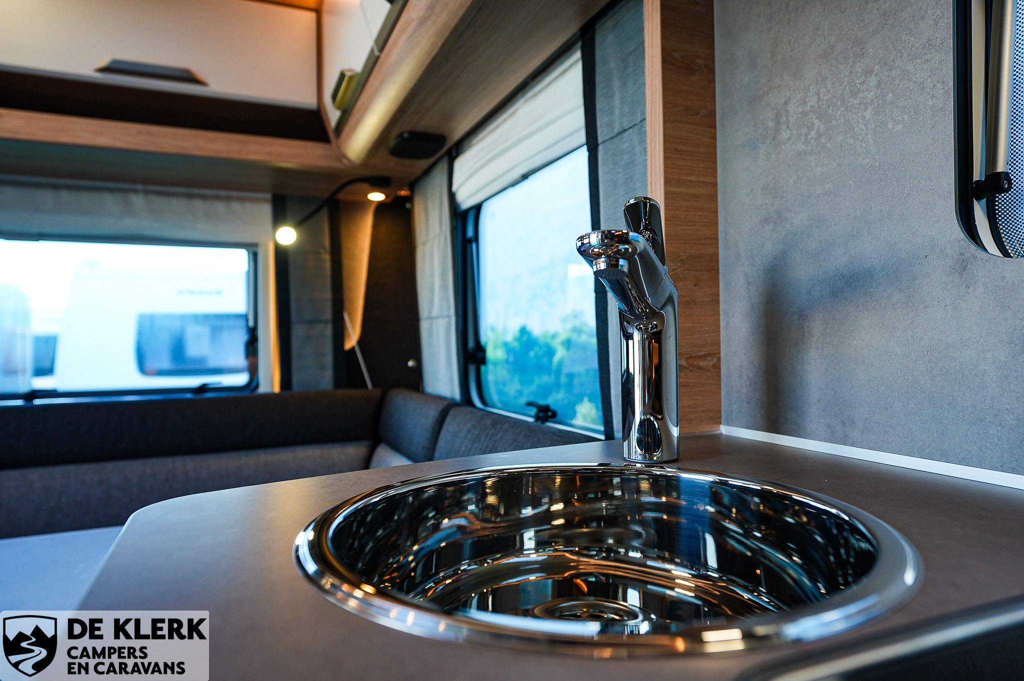 KNAUS SUDWIND 450 FU Black Selection