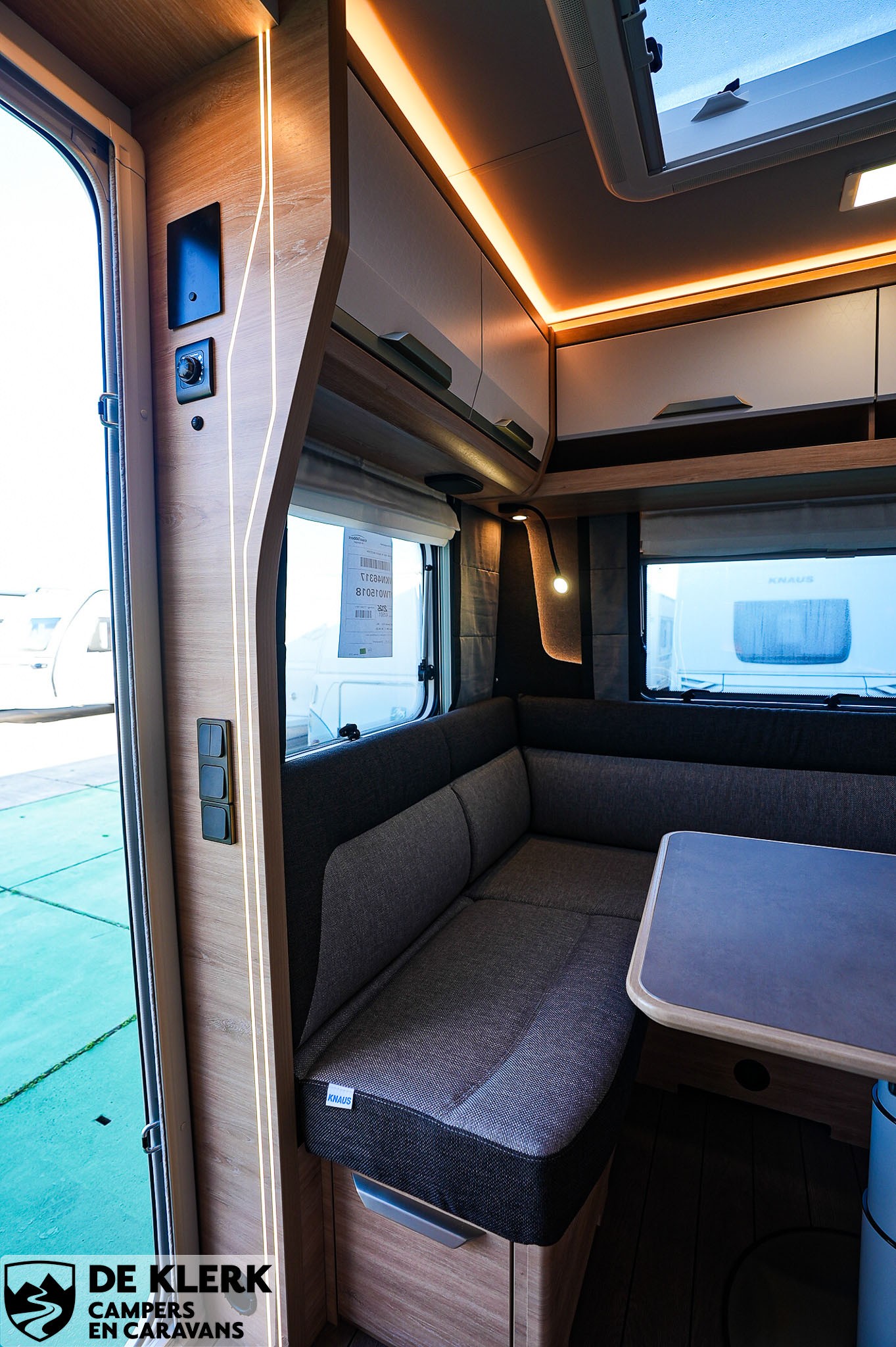 KNAUS SUDWIND 450 FU Black Selection