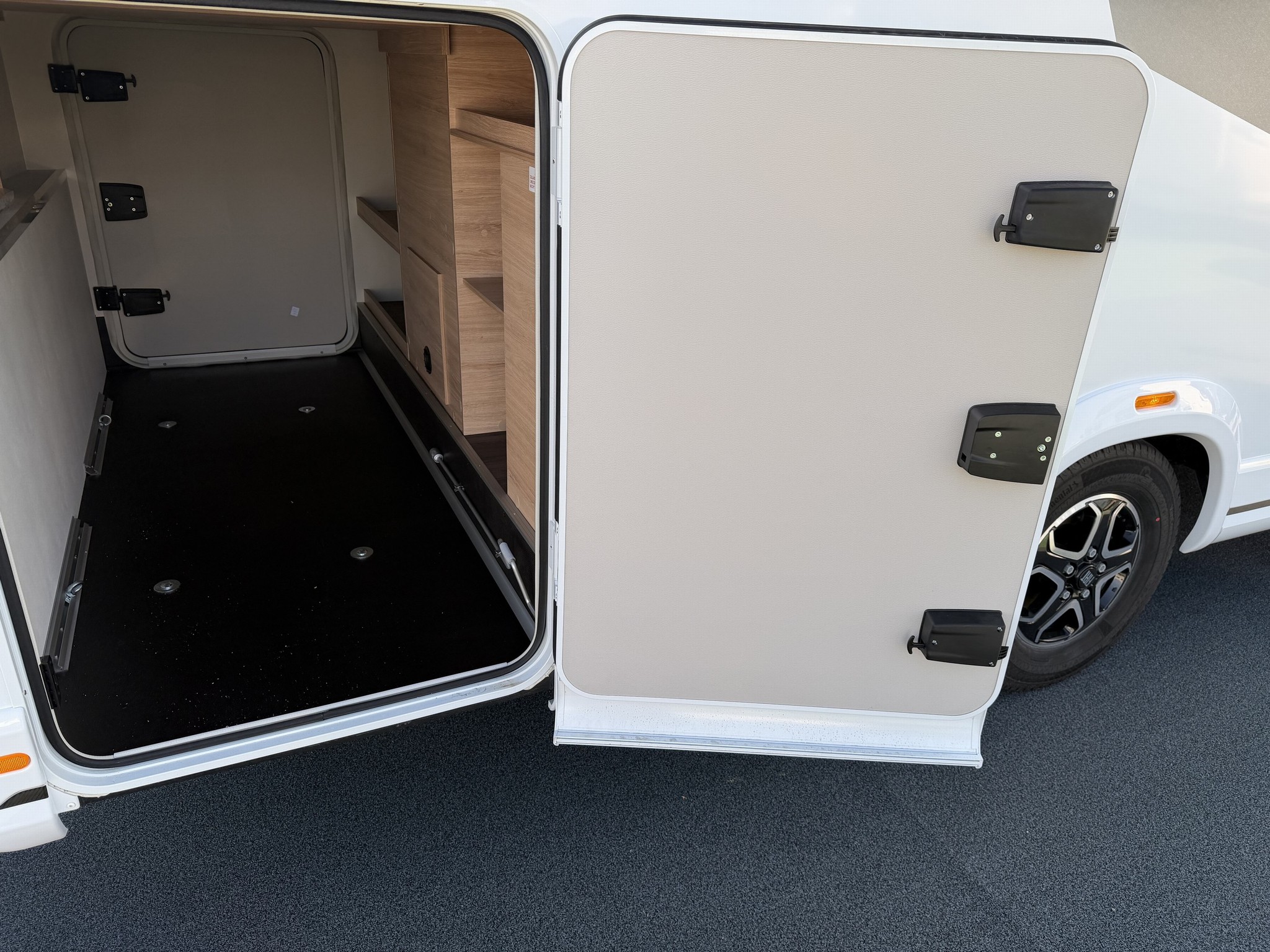 KNAUS LIVE Wave 700 MEG Platinum Sel