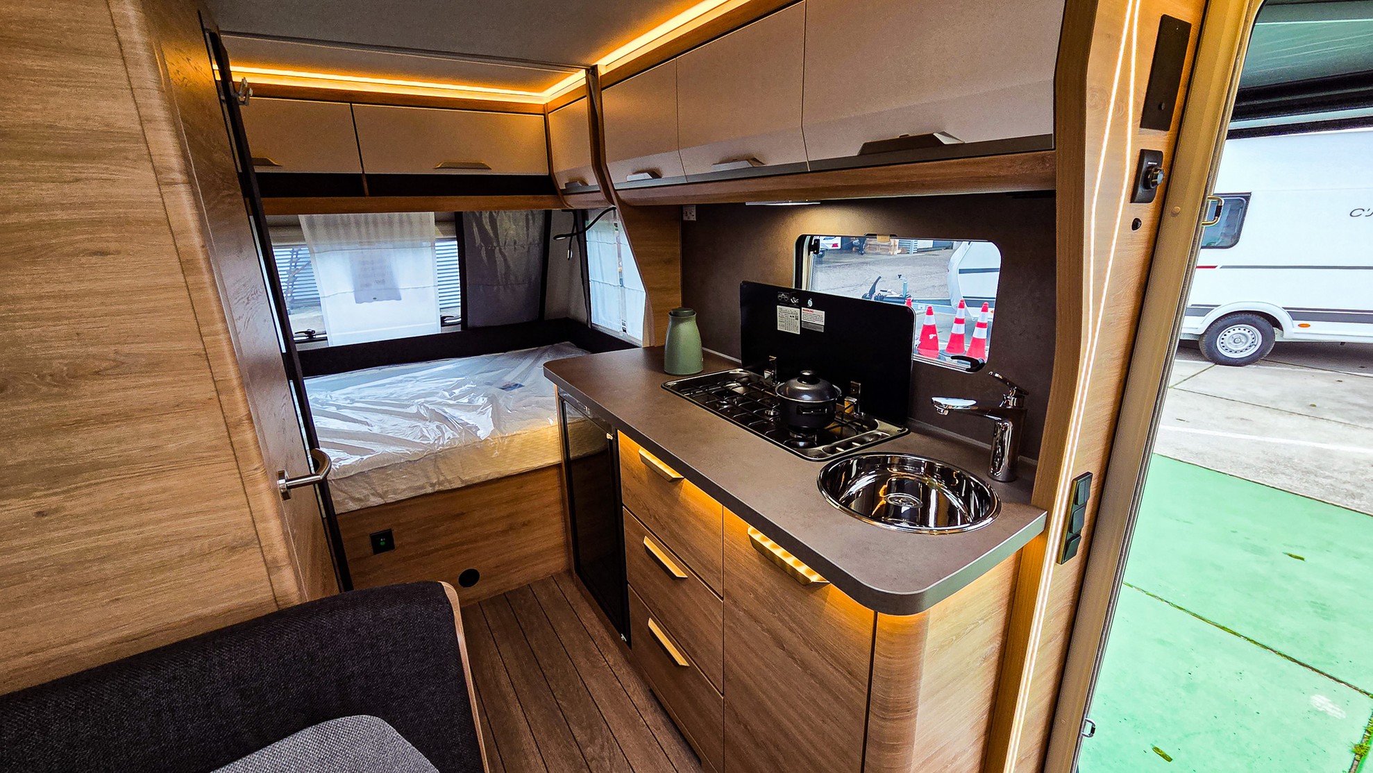 KNAUS SUDWIND 420 QD Black Selection