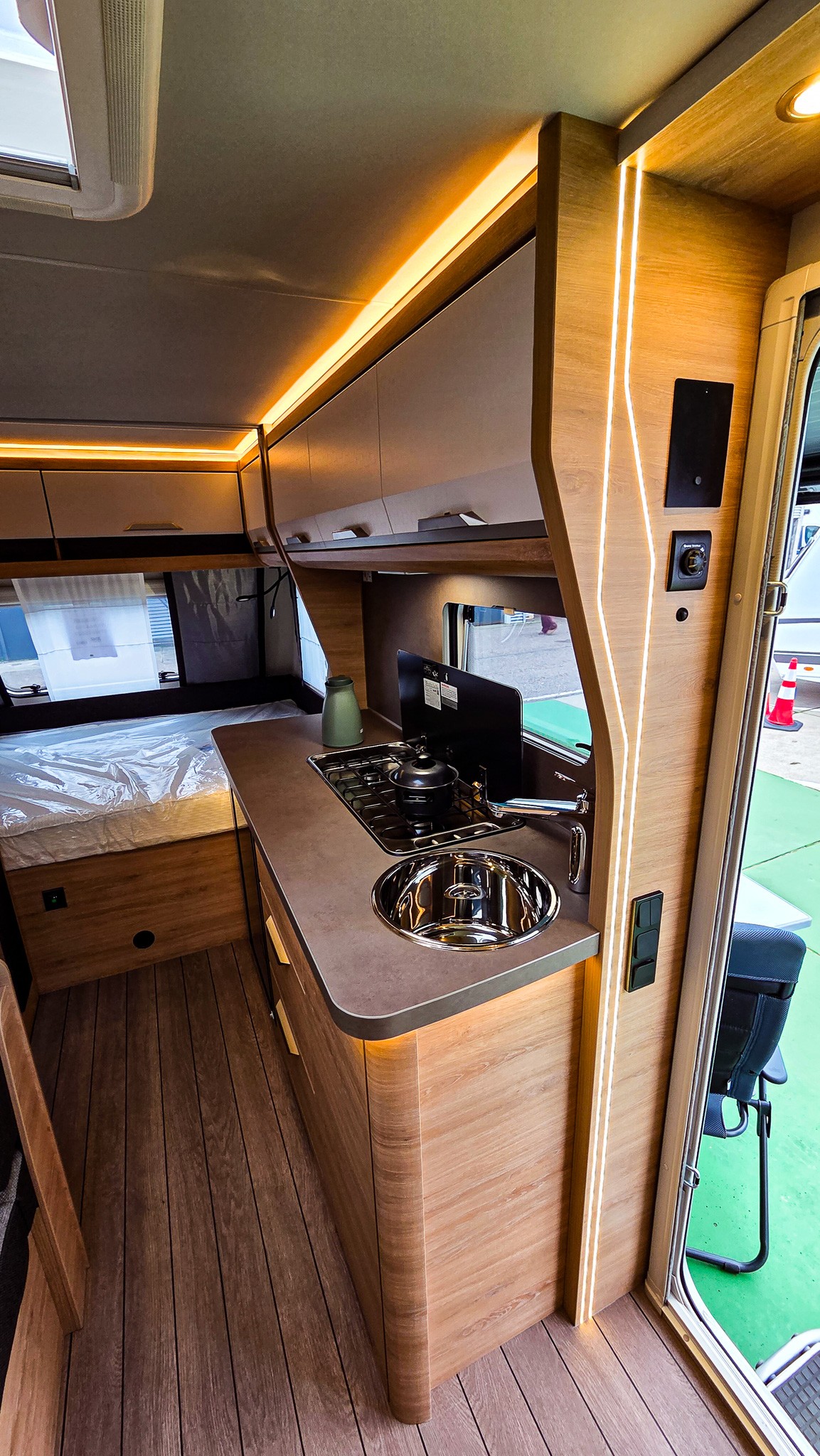 KNAUS SUDWIND 420 QD Black Selection