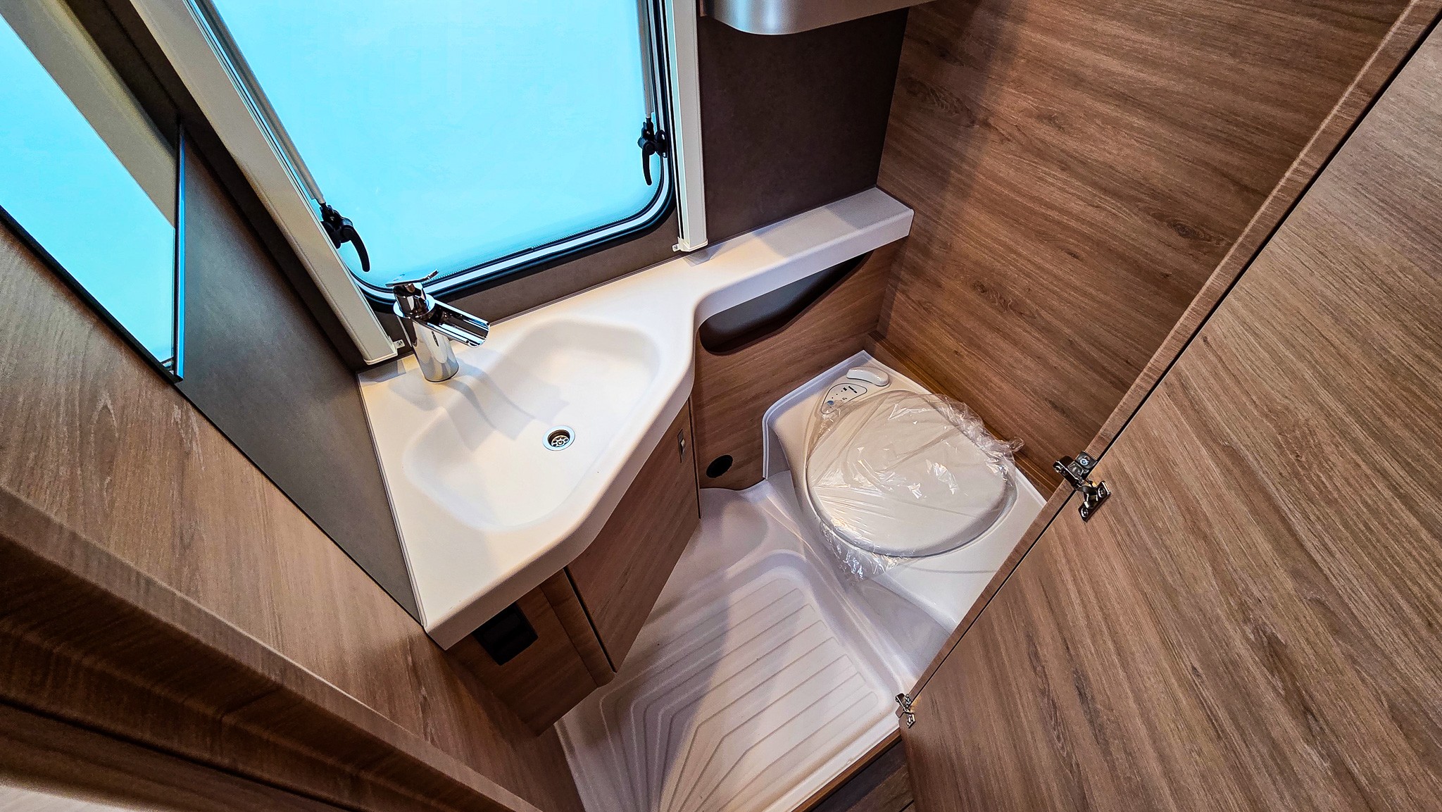 KNAUS SUDWIND 420 QD Black Selection