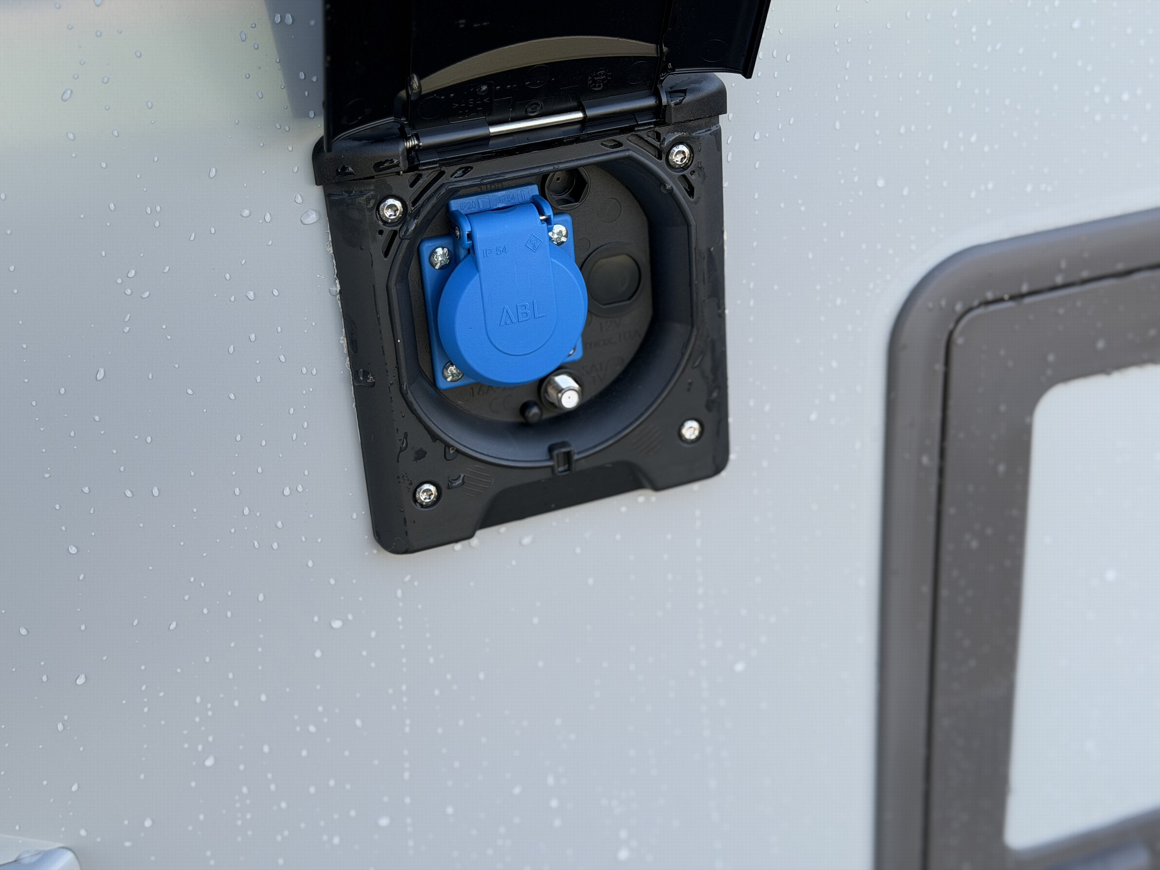 KNAUS SUDWIND 460 EU Black Selection