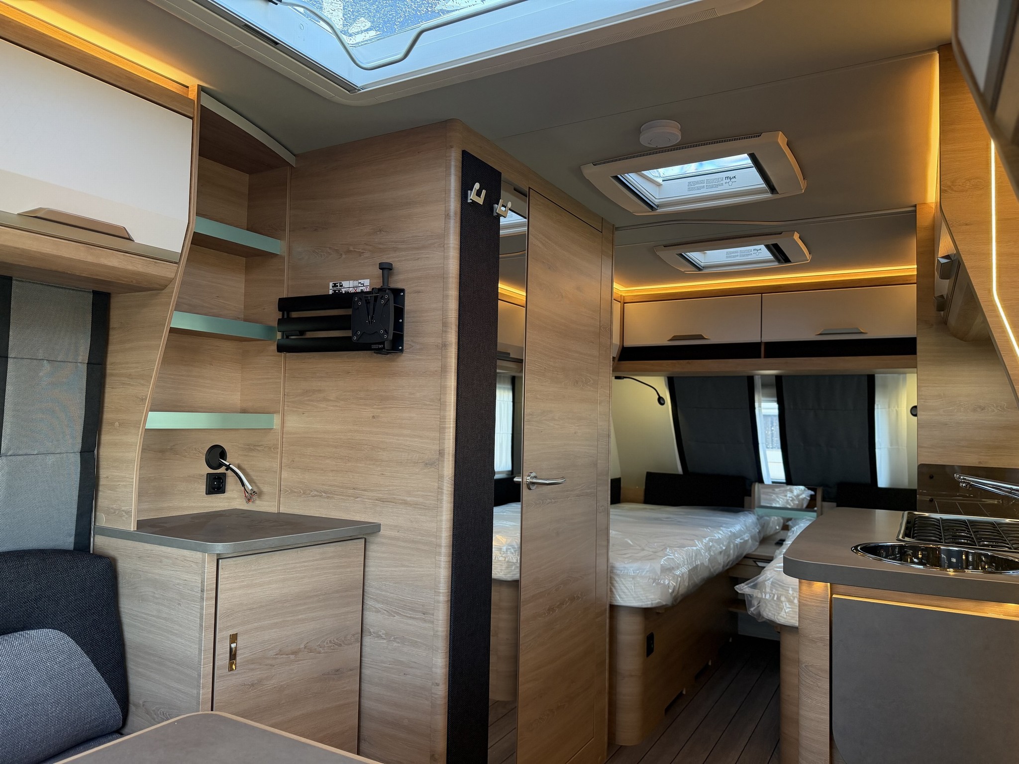 KNAUS SUDWIND 460 EU Black Selection