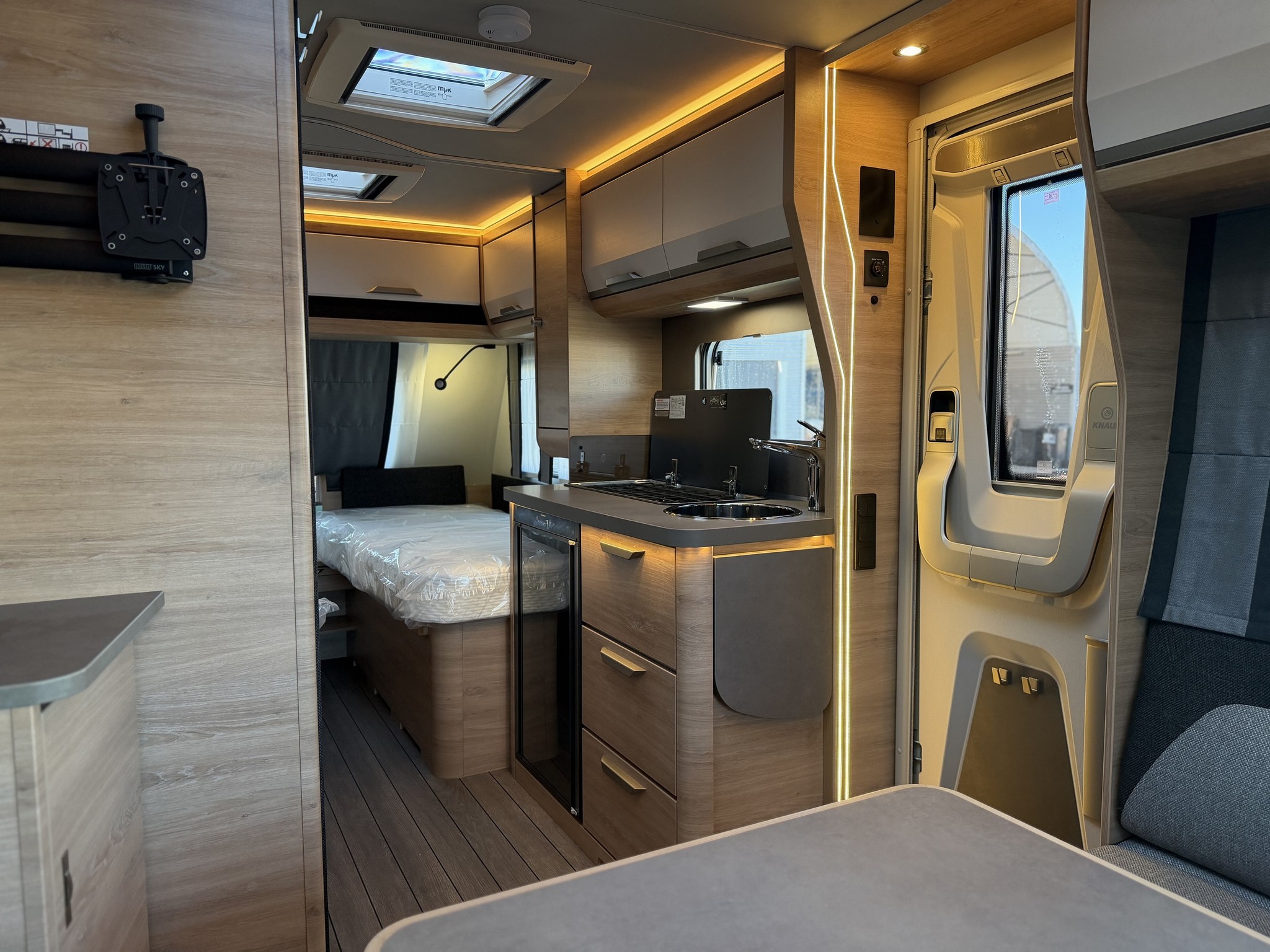 KNAUS SUDWIND 460 EU Black Selection