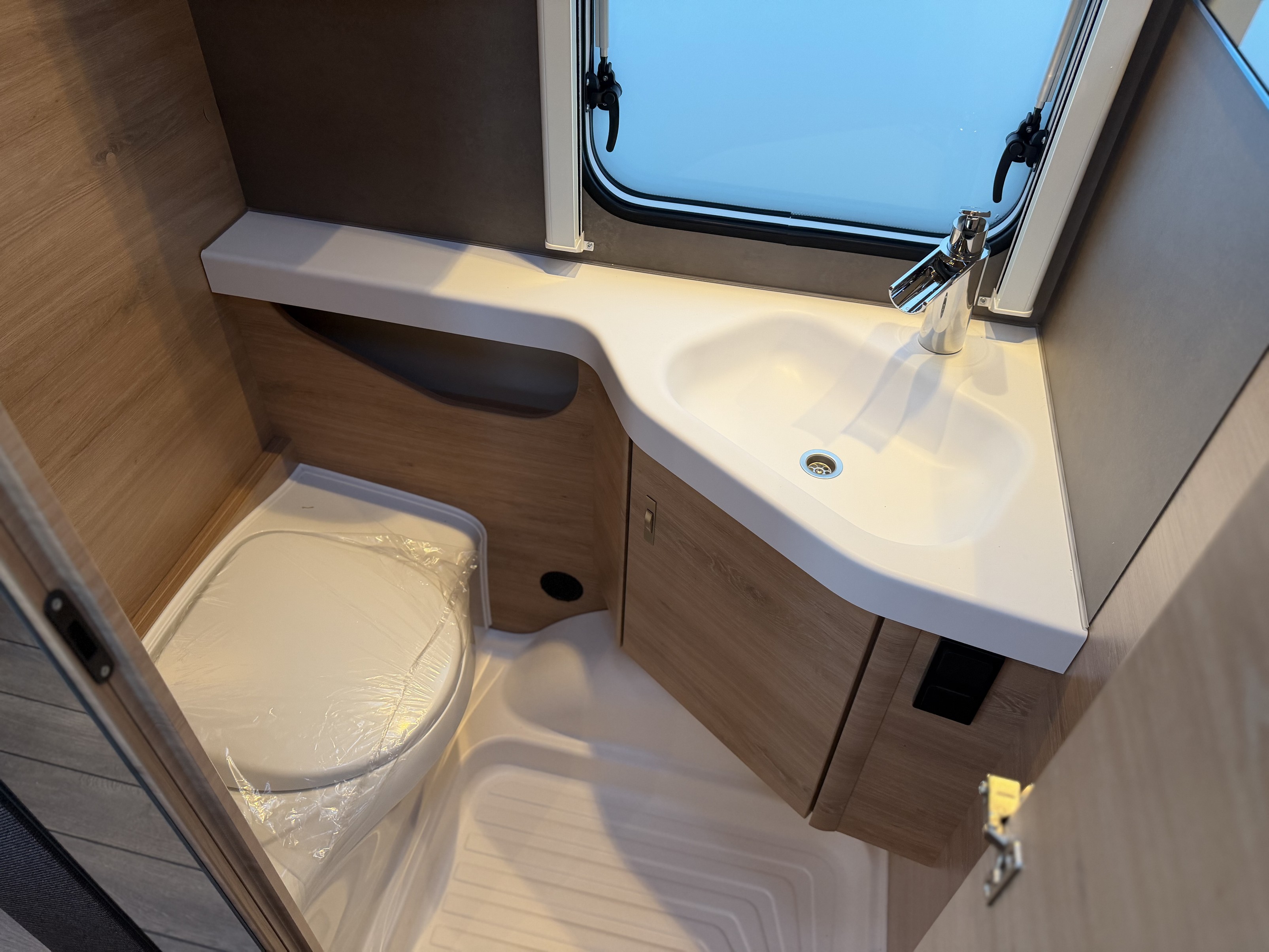 KNAUS SUDWIND 460 EU Black Selection