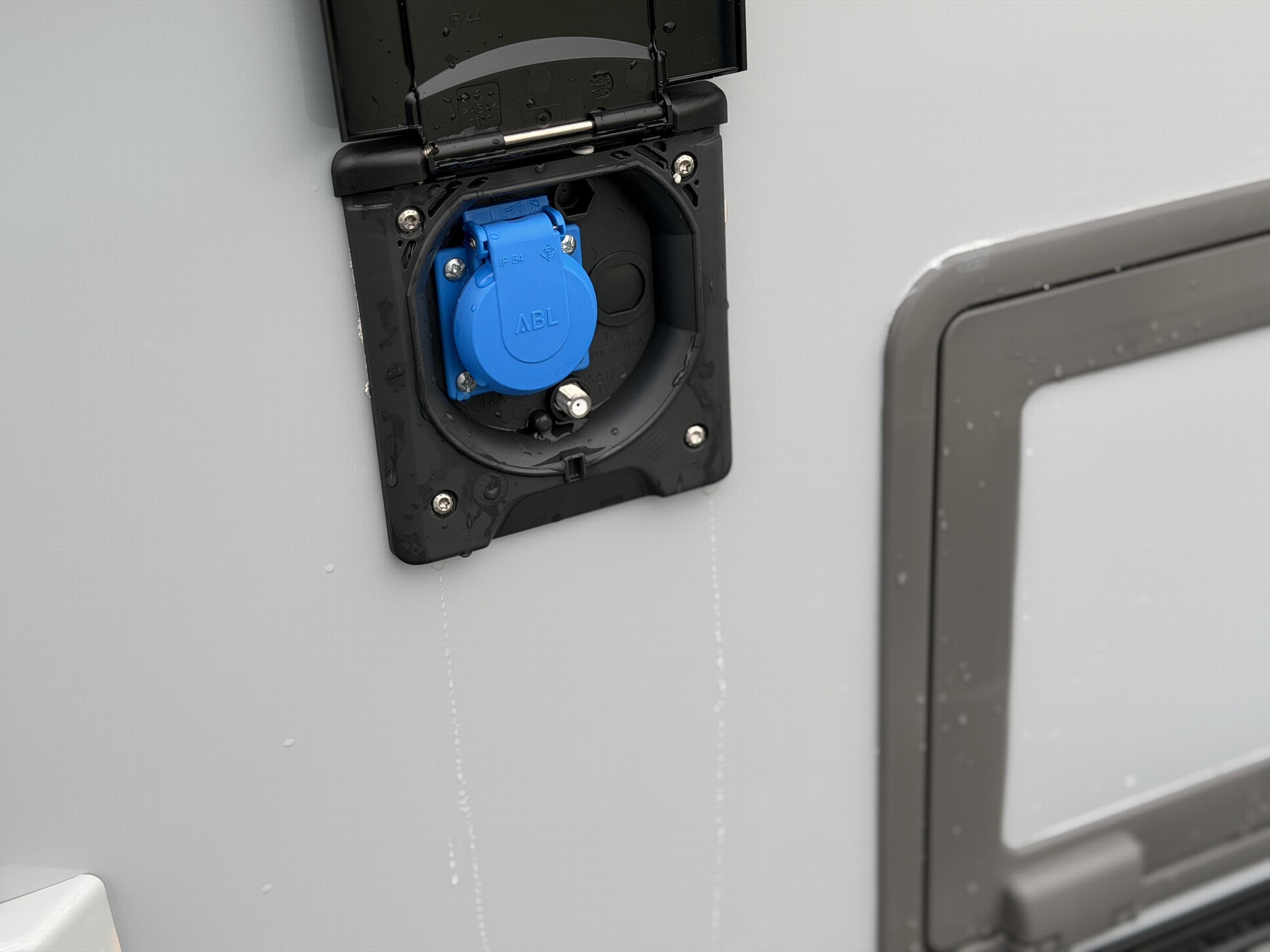 KNAUS SUDWIND 460 EU Black Selection