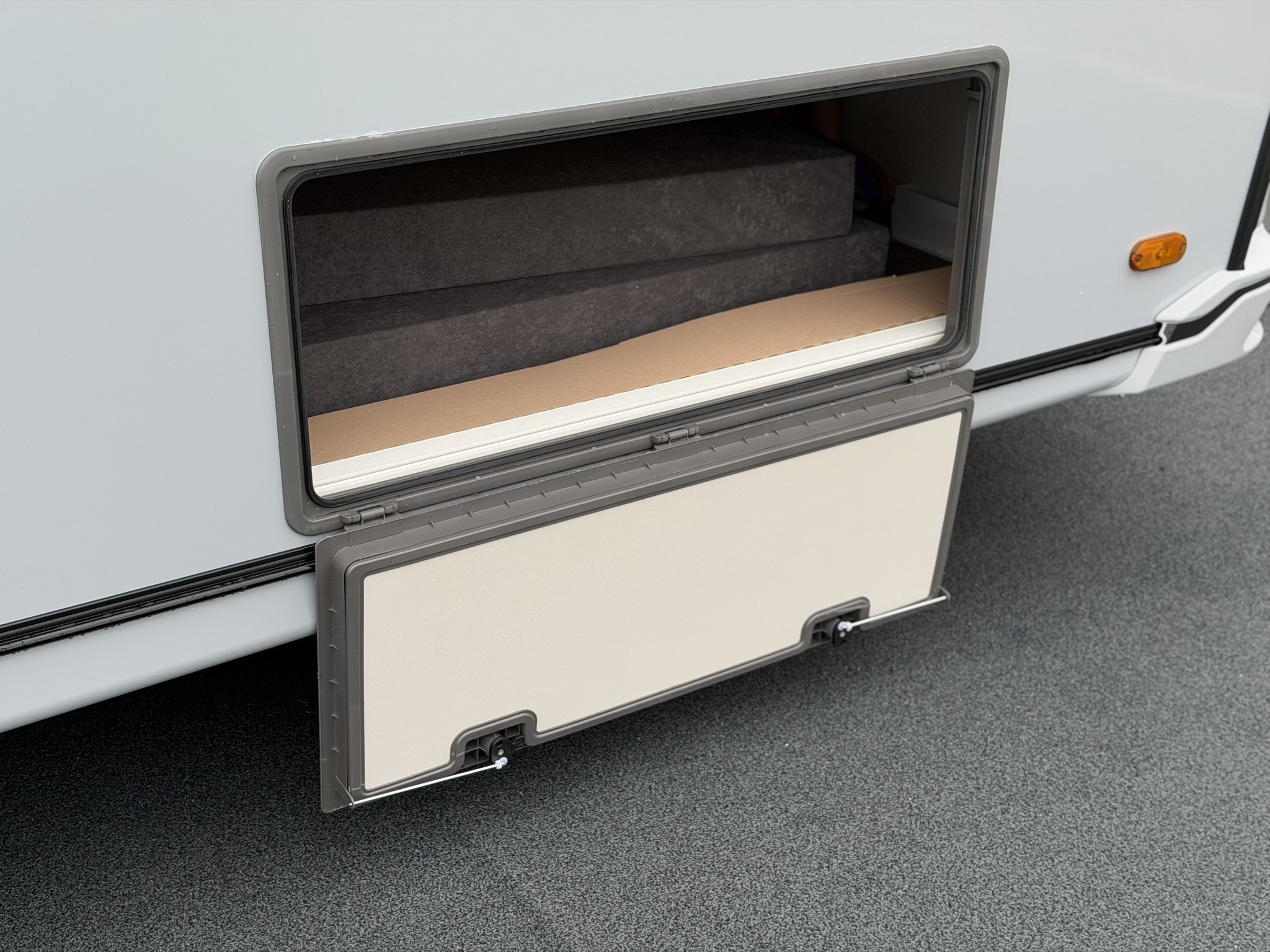 KNAUS SUDWIND 460 EU Black Selection