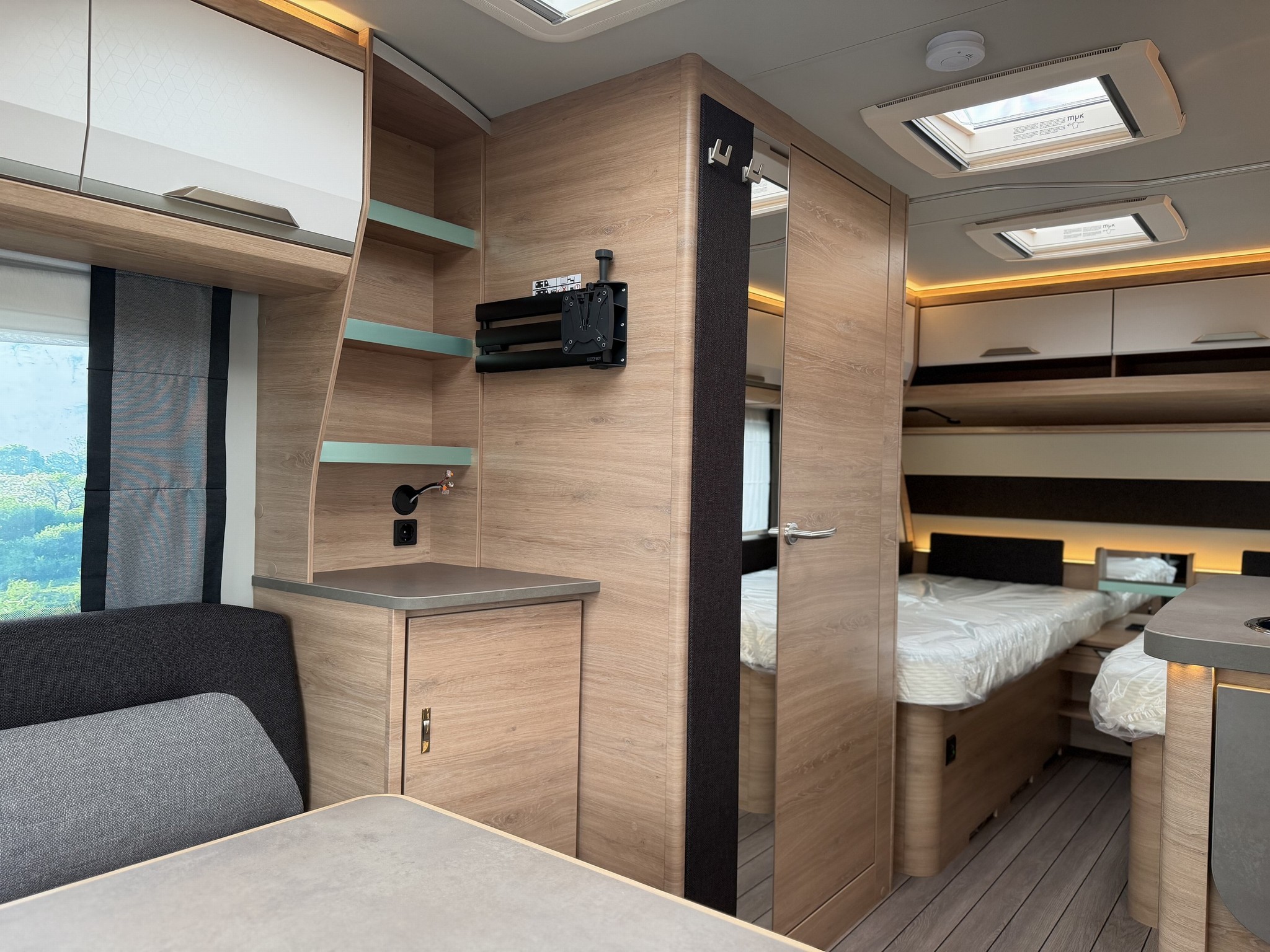 KNAUS SUDWIND 460 EU Black Selection