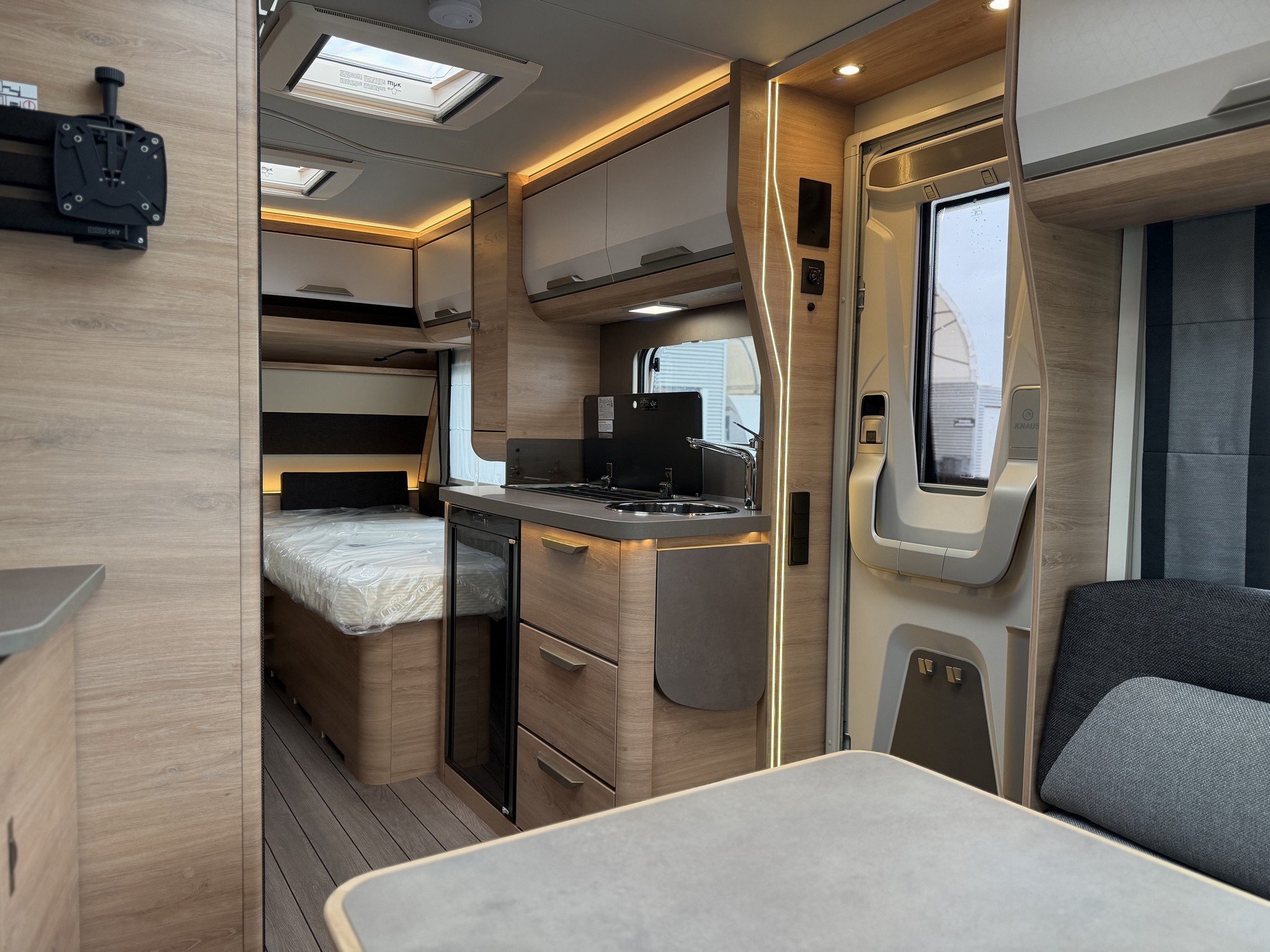 KNAUS SUDWIND 460 EU Black Selection