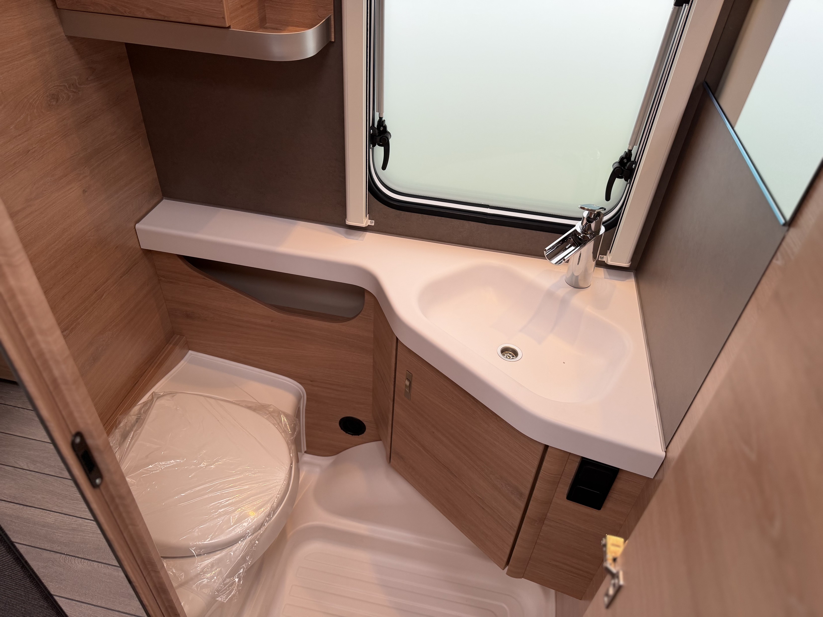 KNAUS SUDWIND 460 EU Black Selection