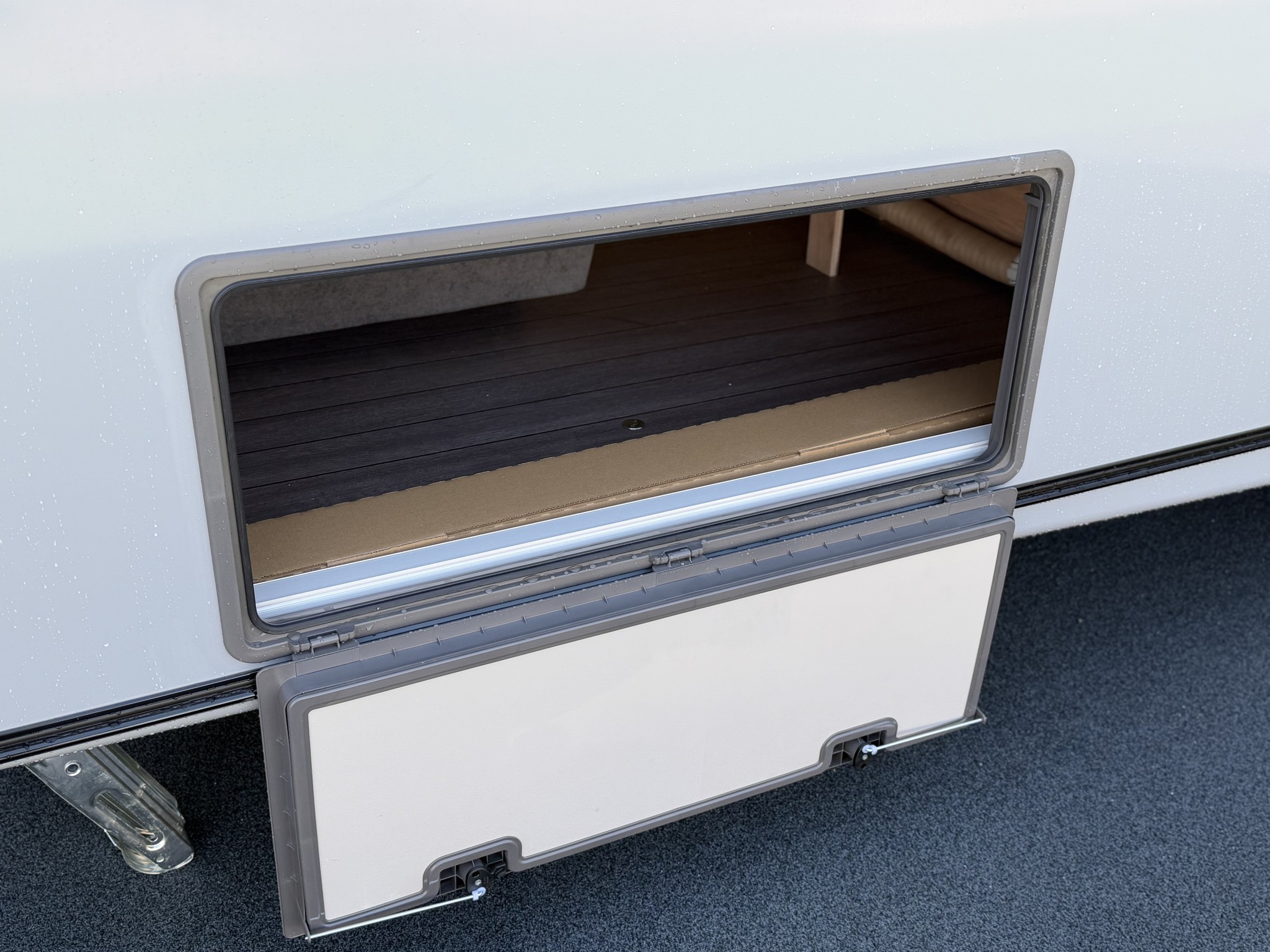 KNAUS SUDWIND 580 UF Black Selection