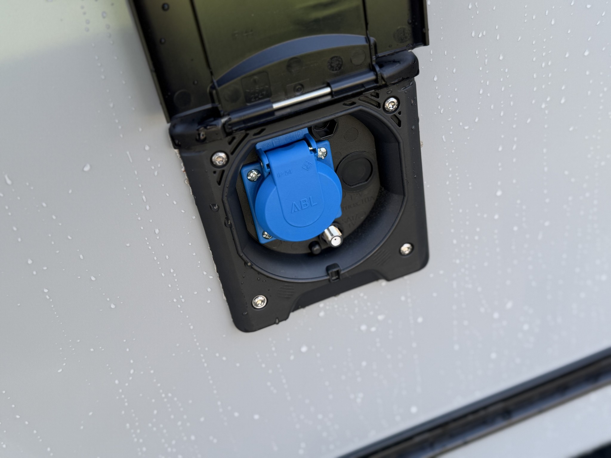 KNAUS SUDWIND 580 UF Black Selection