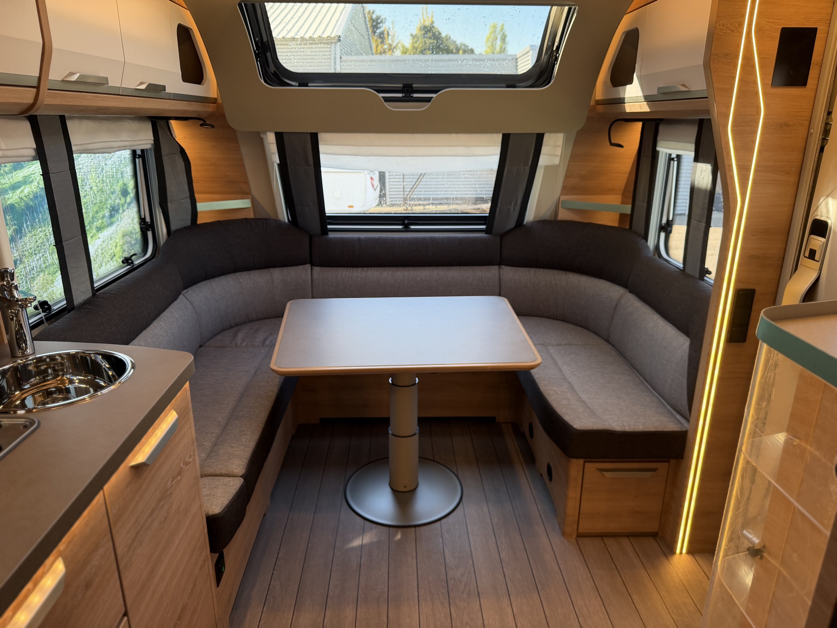 KNAUS SUDWIND 580 UF Black Selection