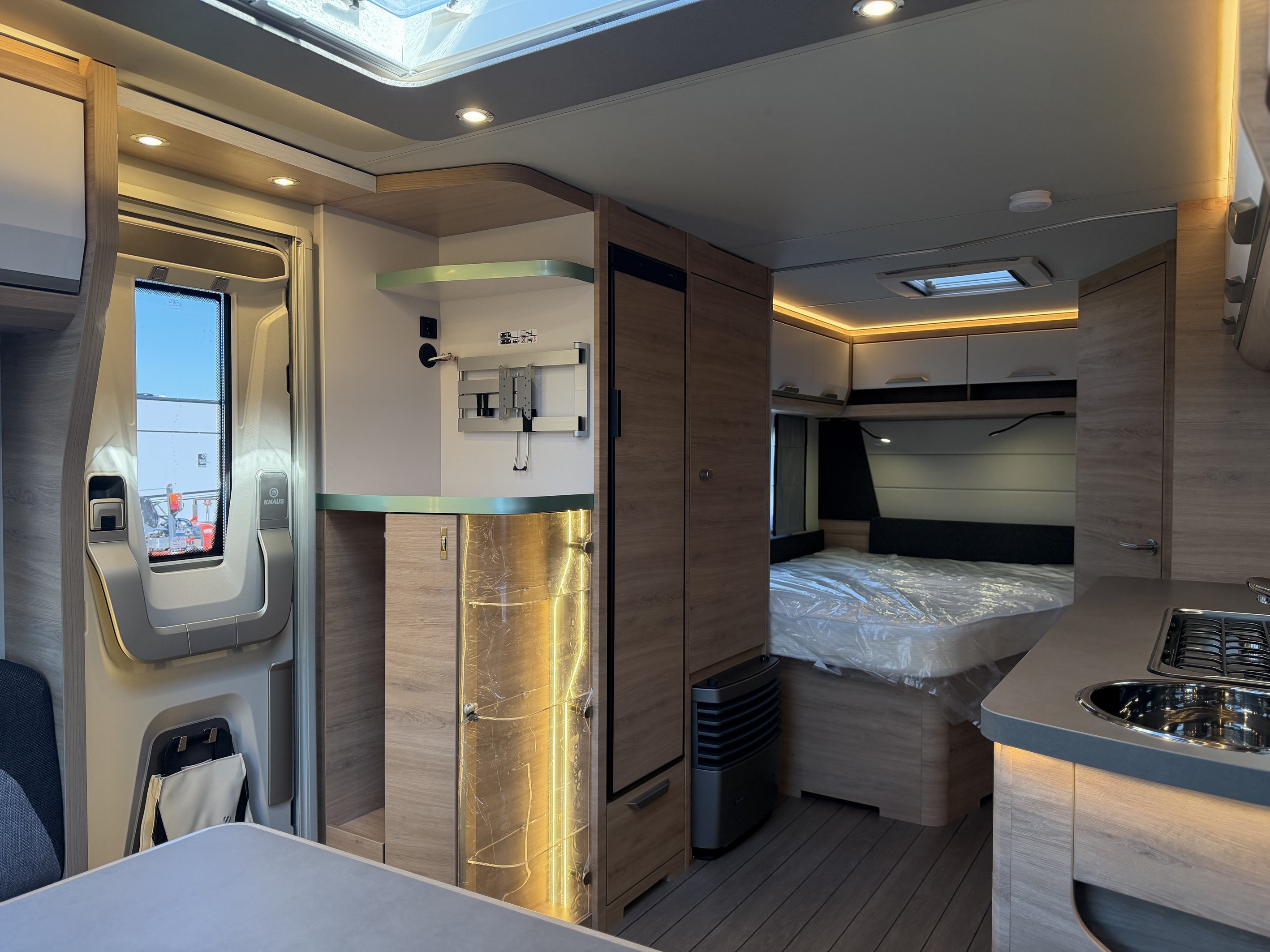 KNAUS SUDWIND 580 UF Black Selection