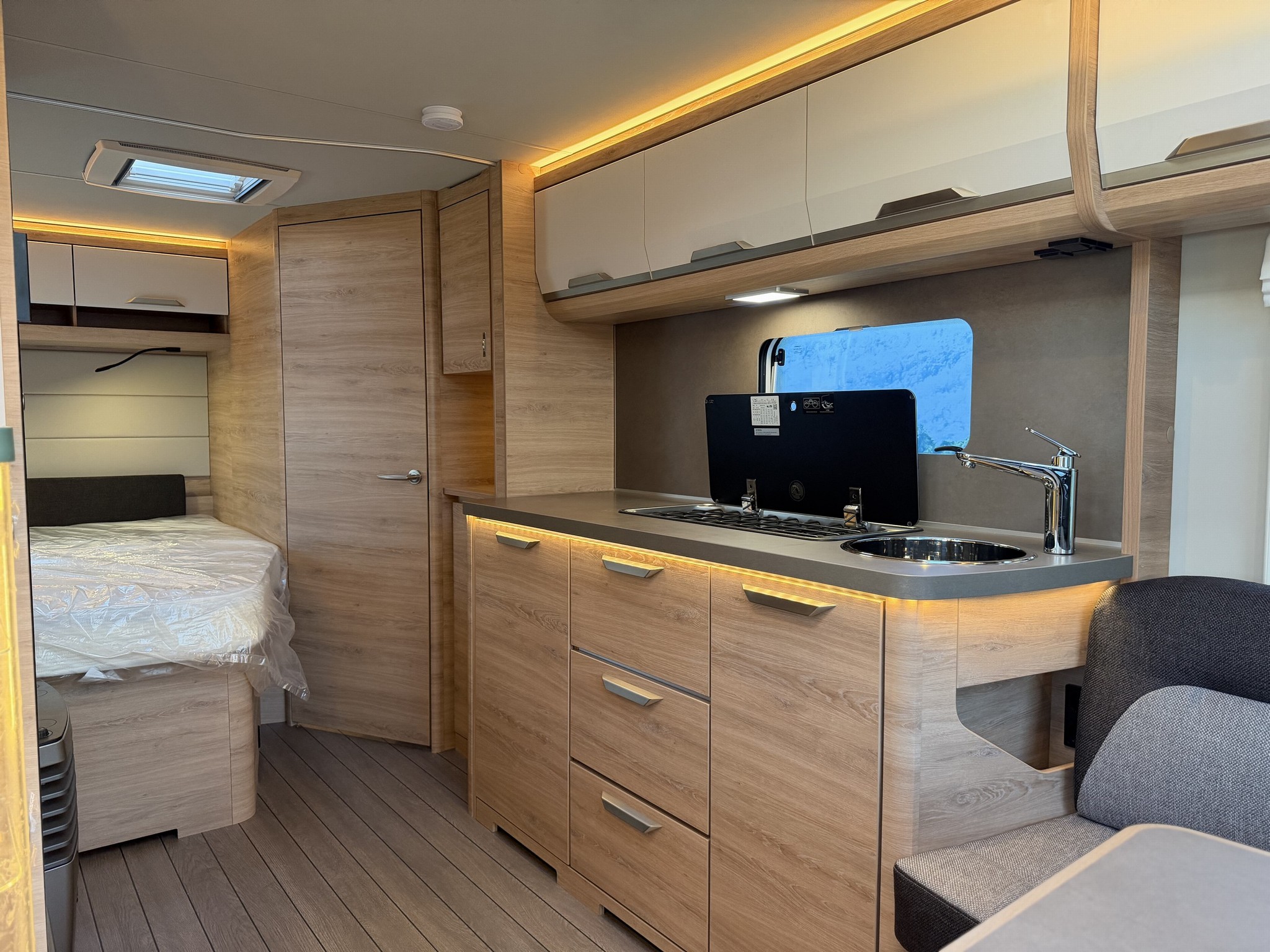 KNAUS SUDWIND 580 UF Black Selection