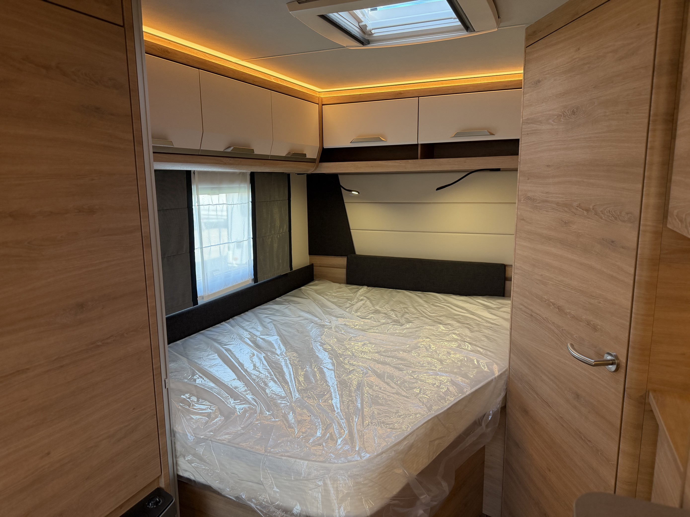 KNAUS SUDWIND 580 UF Black Selection