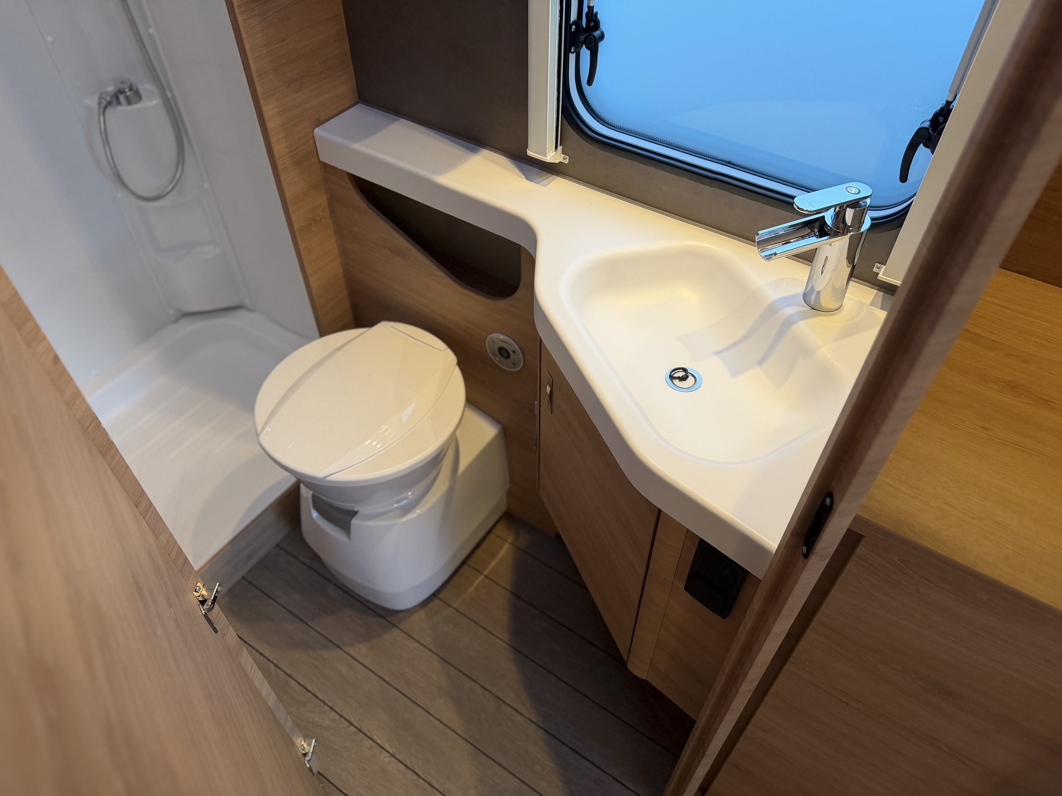 KNAUS SUDWIND 580 UF Black Selection