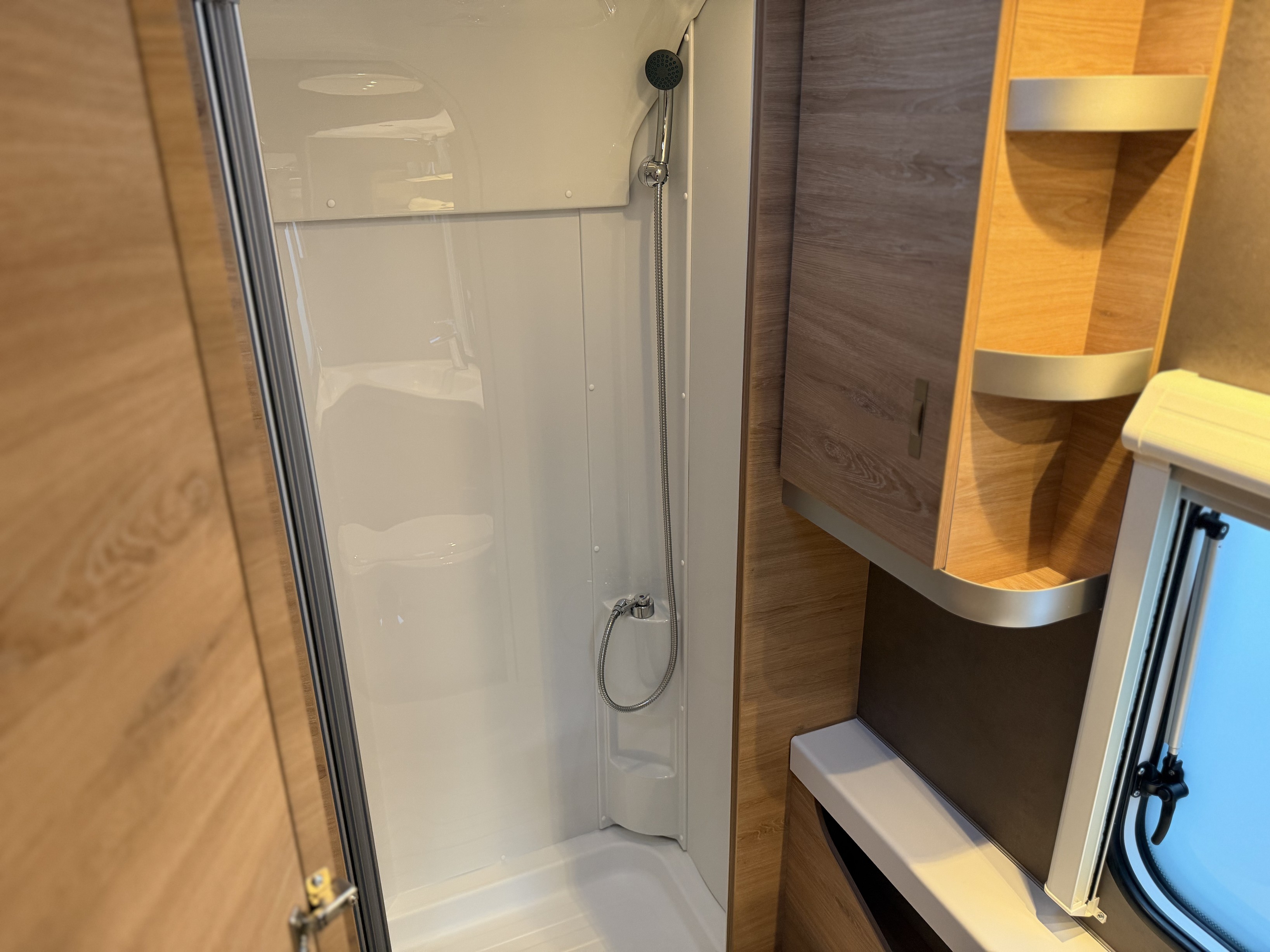 KNAUS SUDWIND 580 UF Black Selection