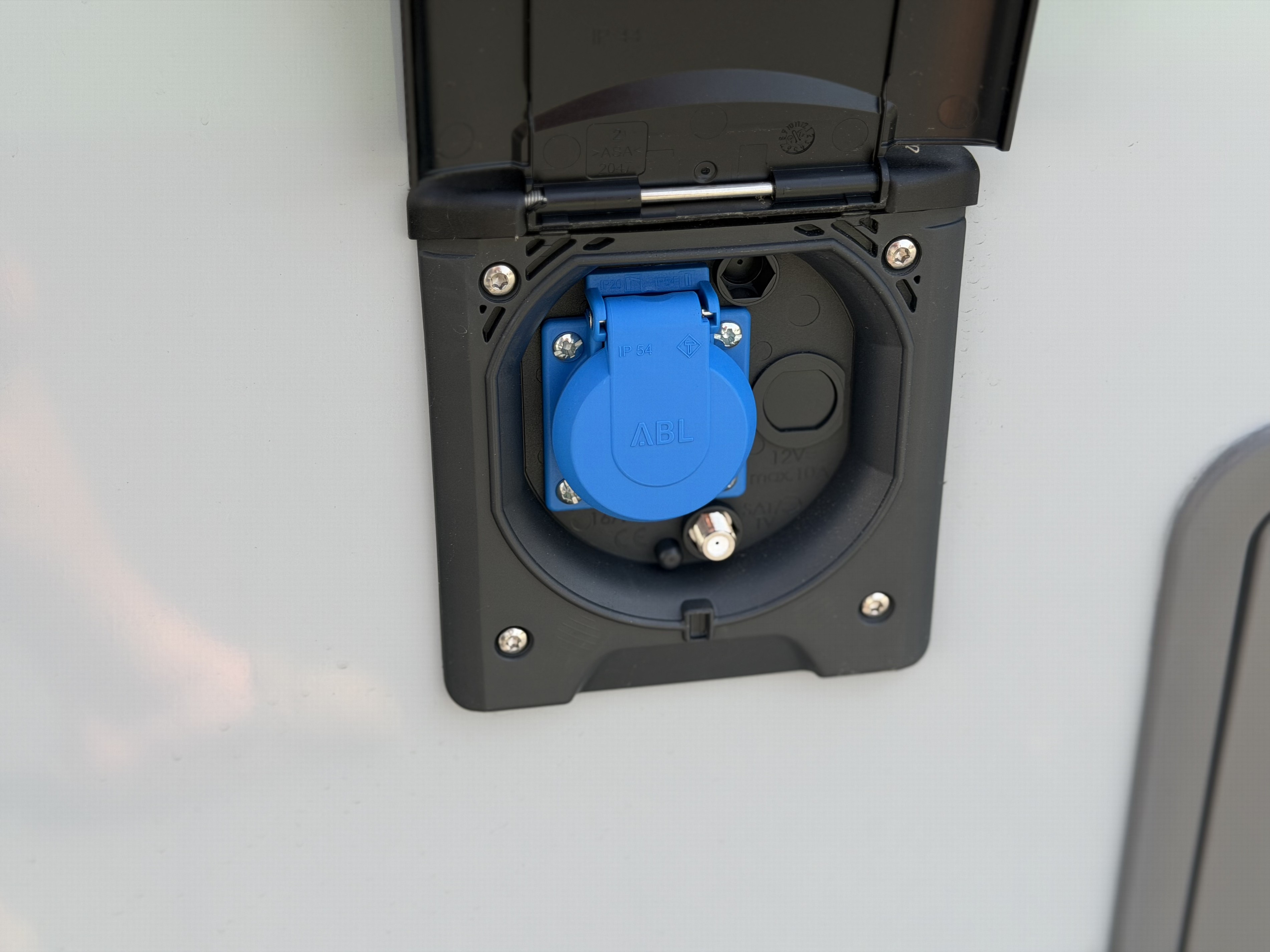 KNAUS SUDWIND 460 EU Black Selection