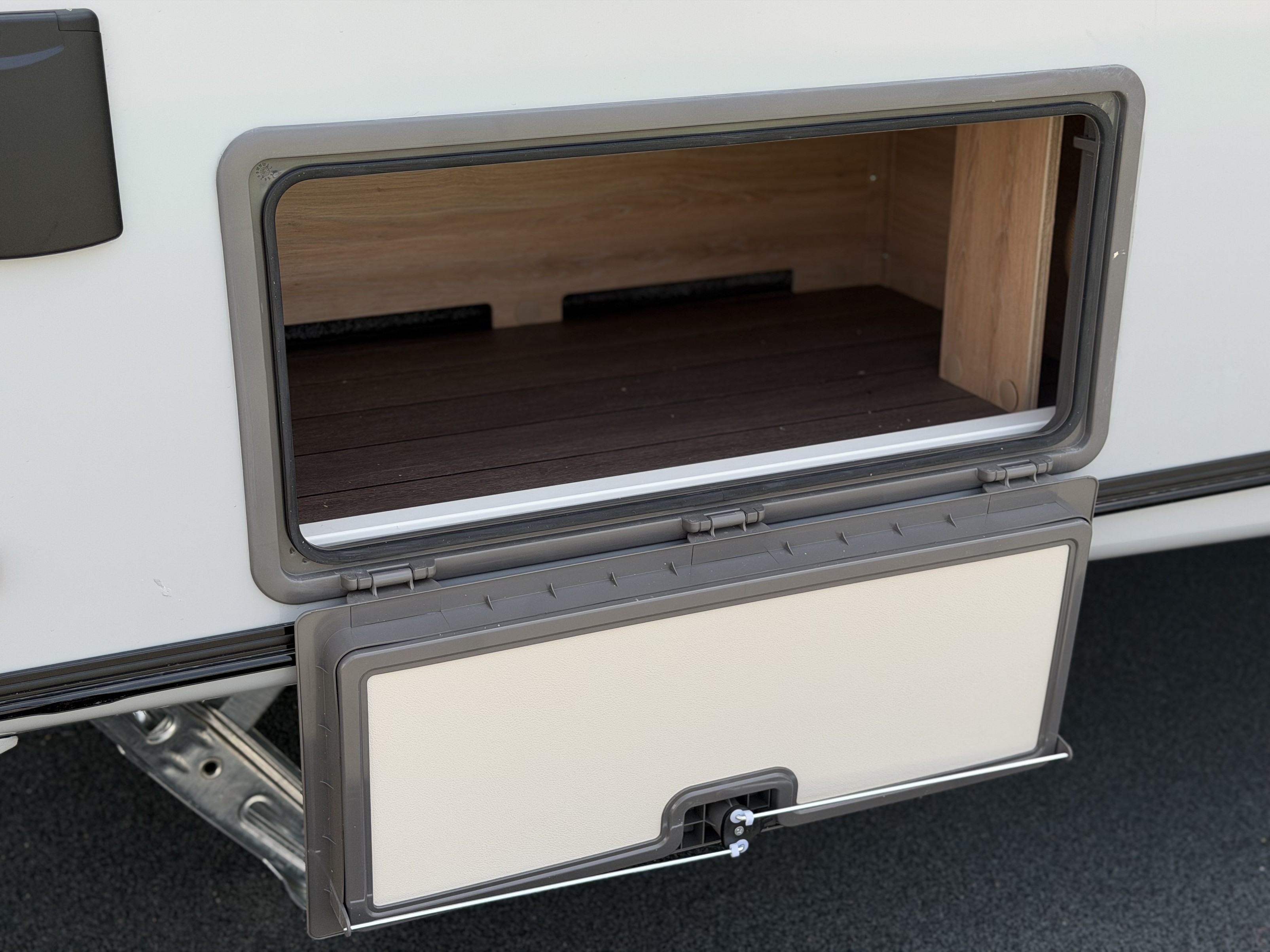 KNAUS SUDWIND 460 EU Black Selection