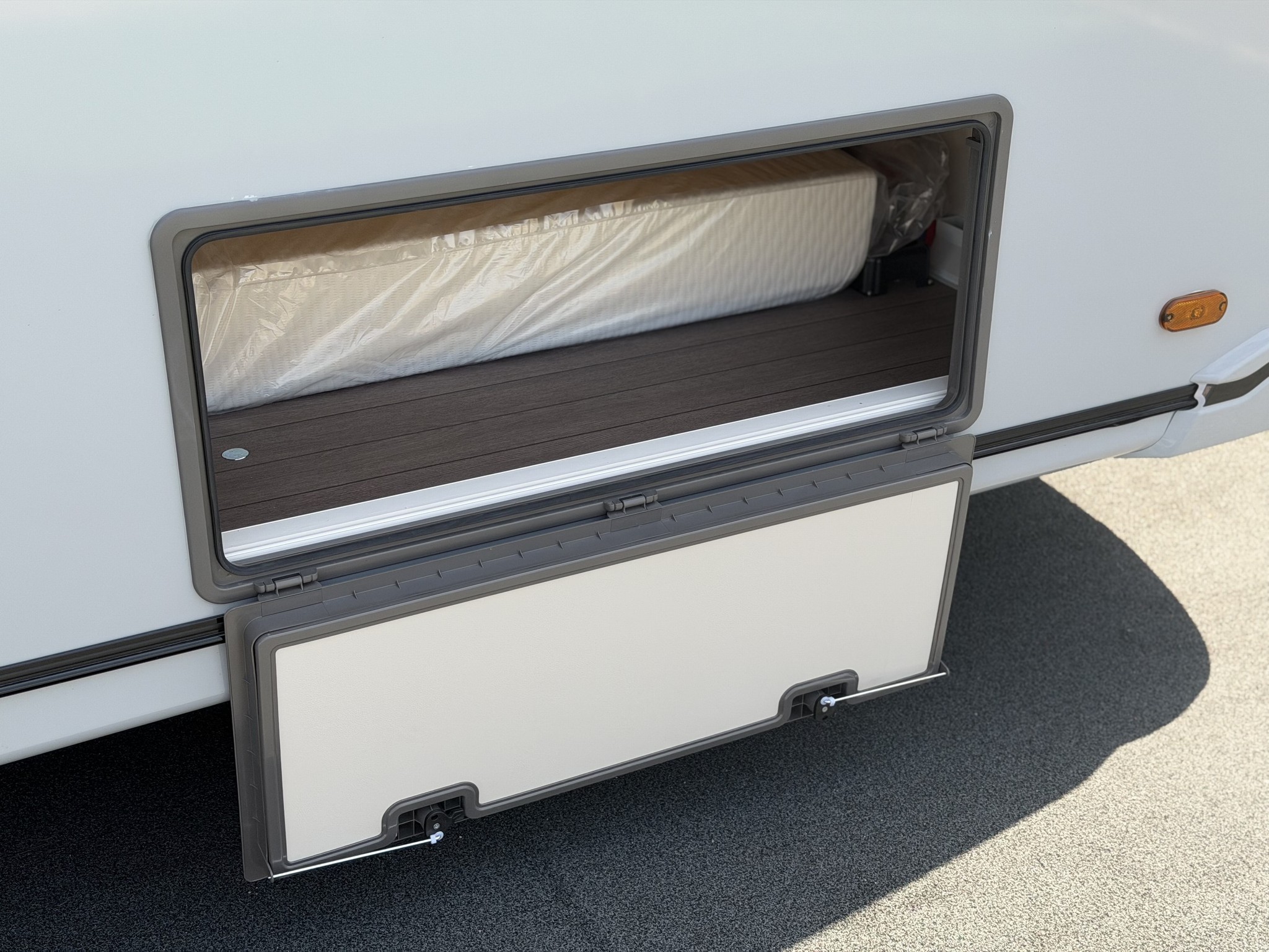 KNAUS SUDWIND 460 EU Black Selection