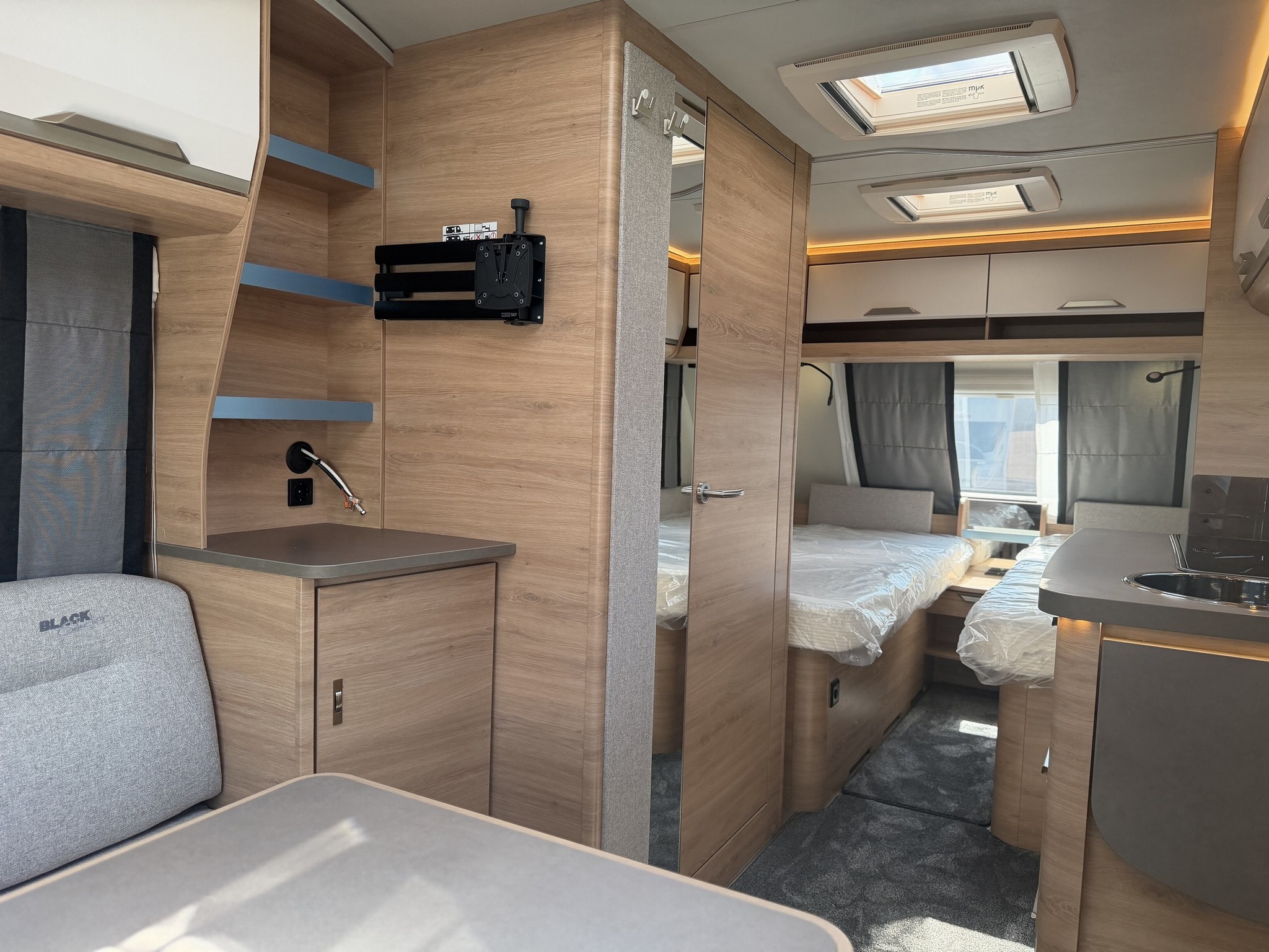 KNAUS SUDWIND 460 EU Black Selection