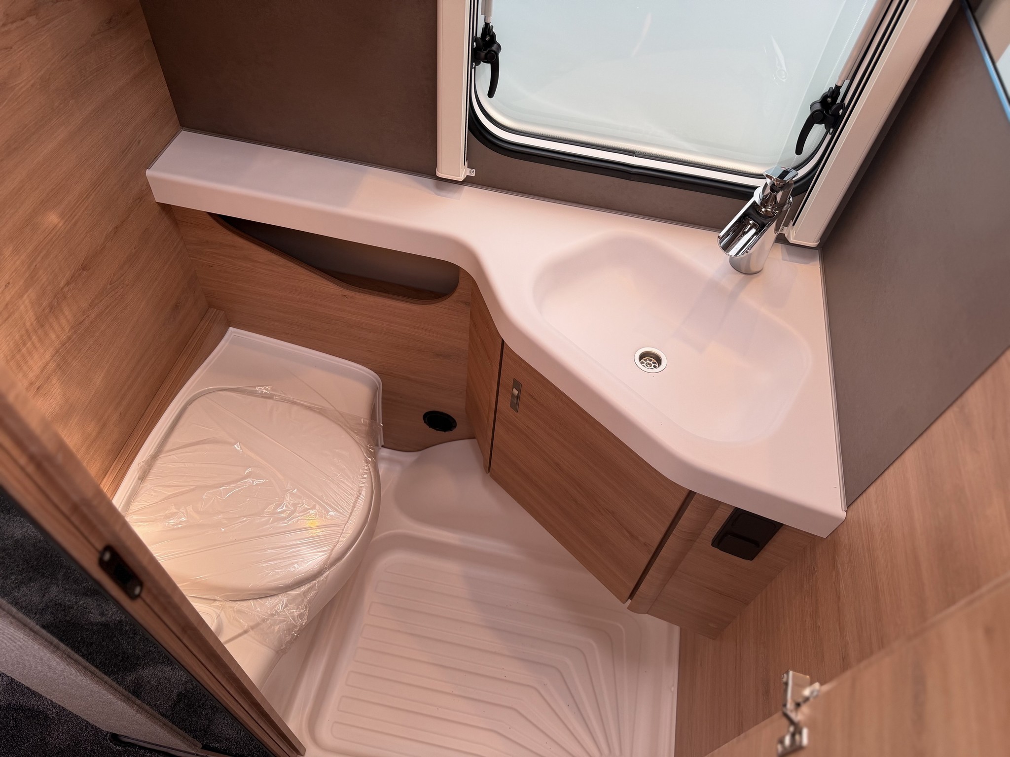 KNAUS SUDWIND 460 EU Black Selection