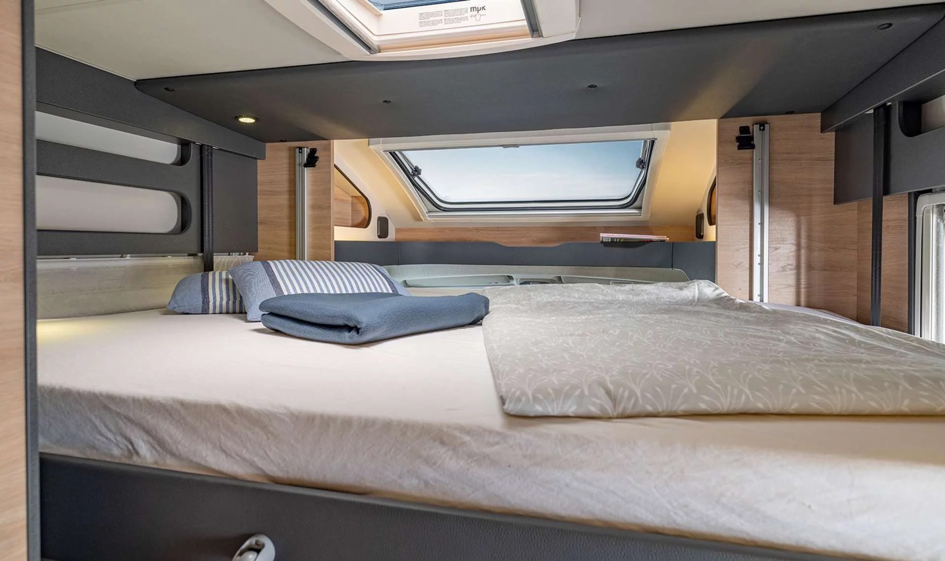 KNAUS Live Wave 650 MEG Black Select