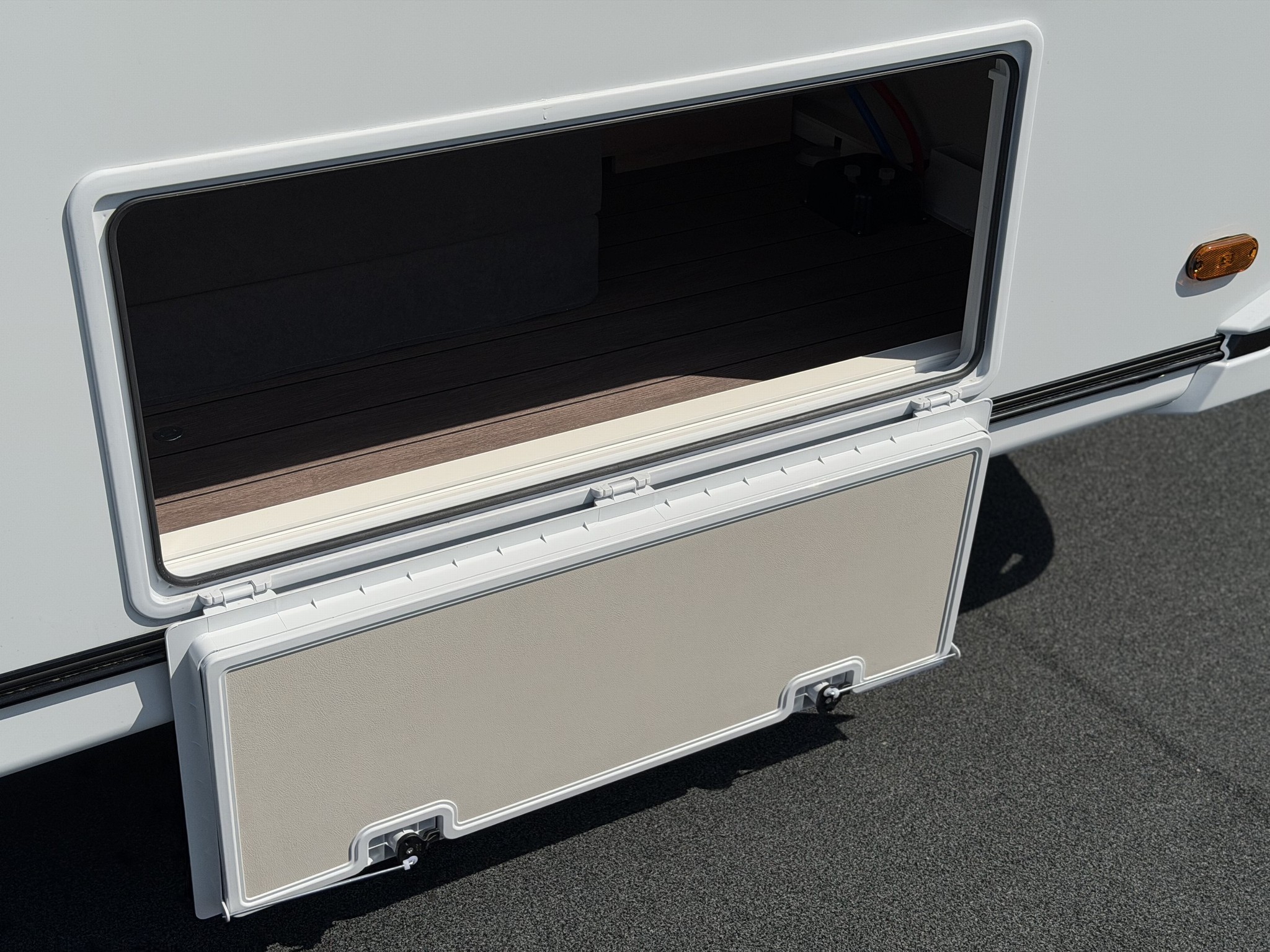 KNAUS SUDWIND 460 EU Black Selection