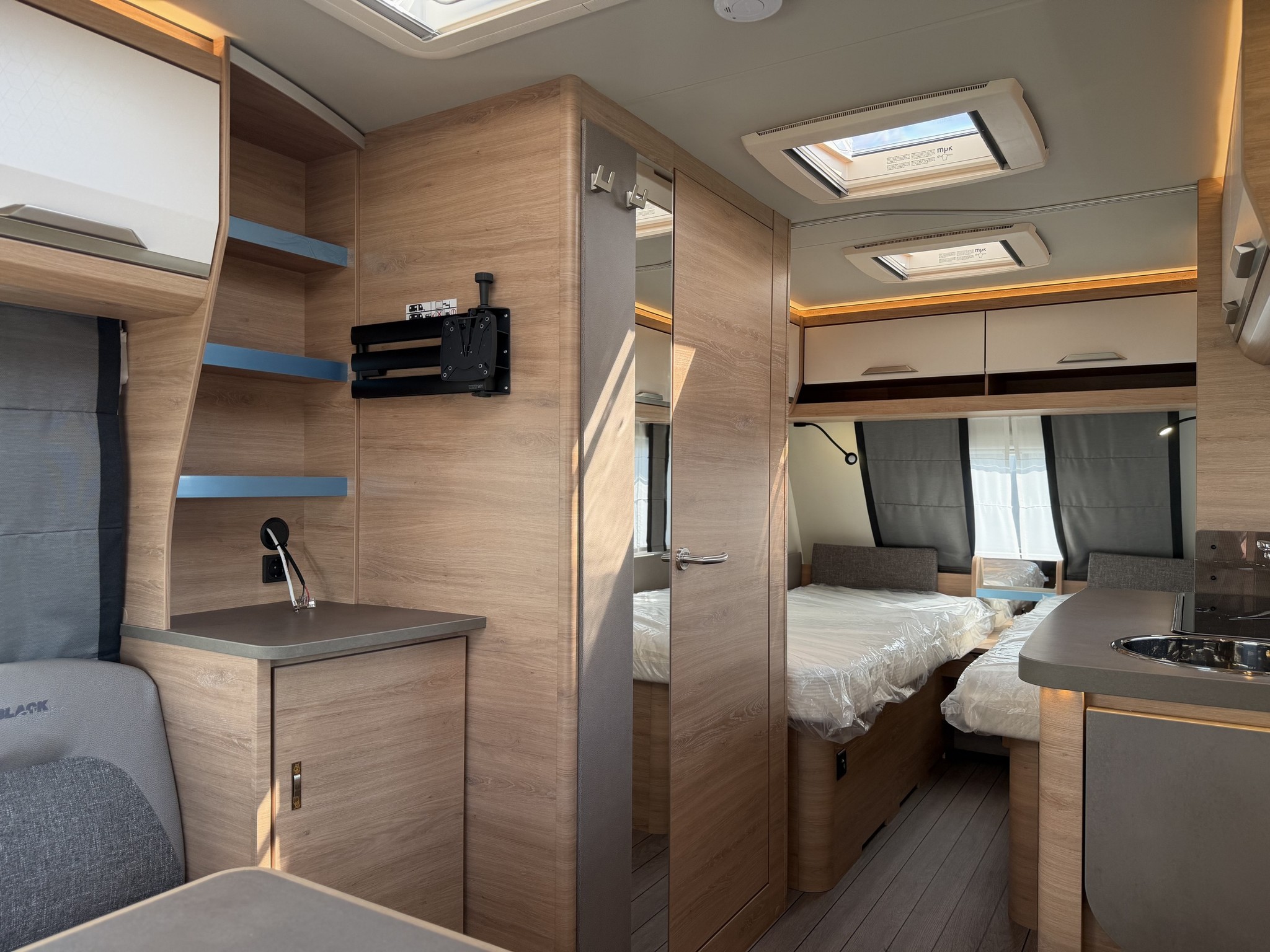 KNAUS SUDWIND 460 EU Black Selection