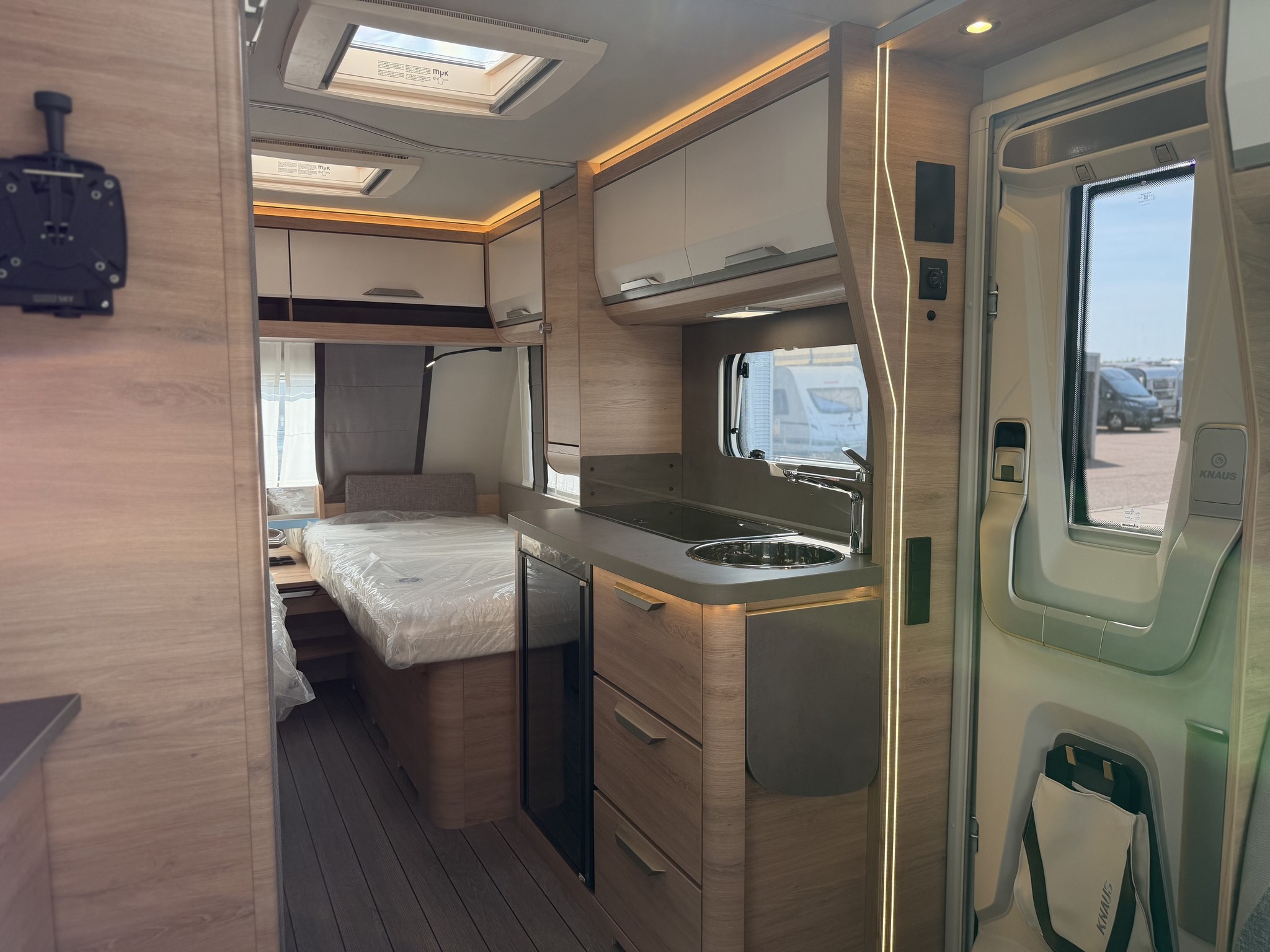 KNAUS SUDWIND 460 EU Black Selection
