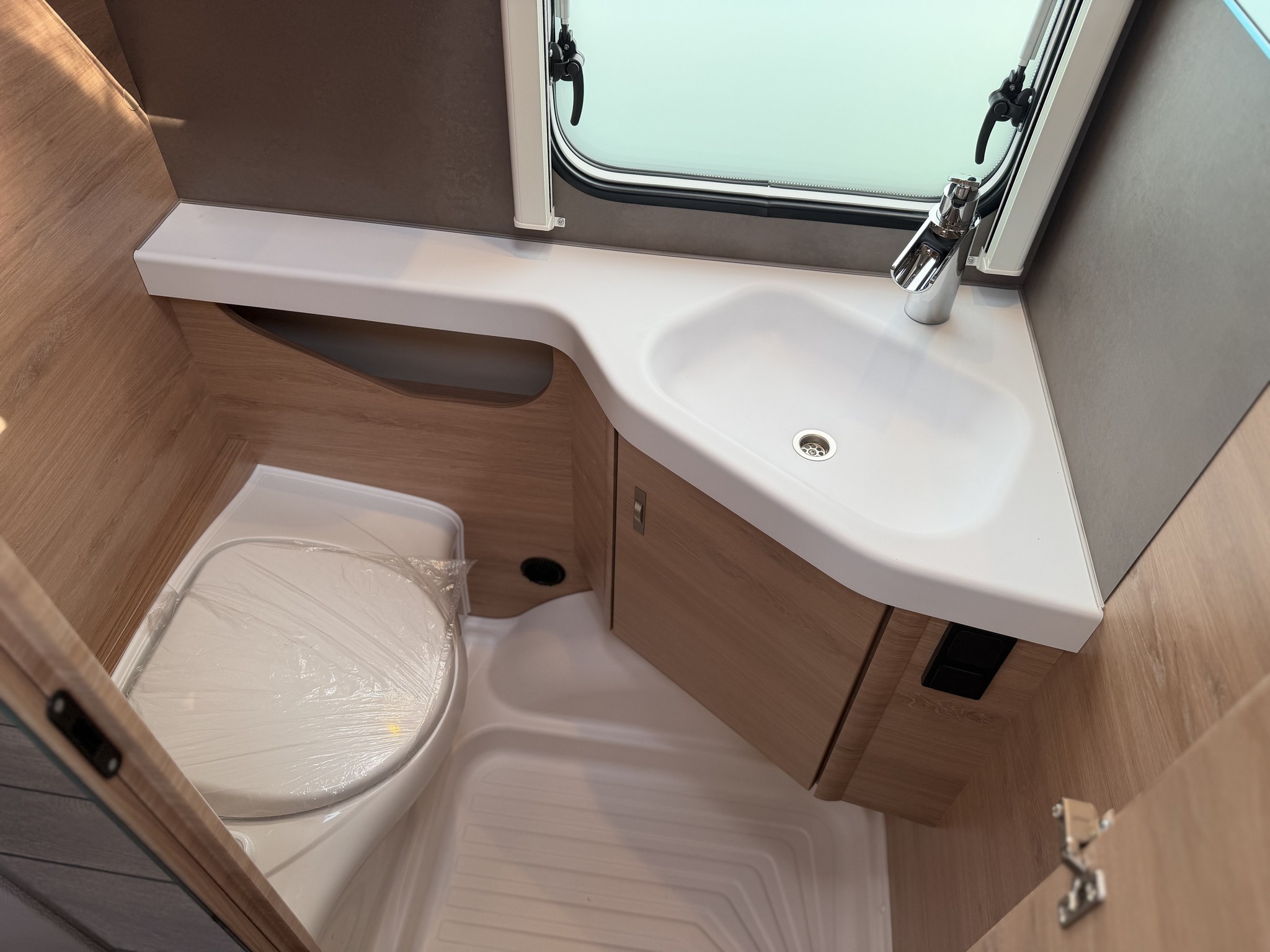 KNAUS SUDWIND 460 EU Black Selection