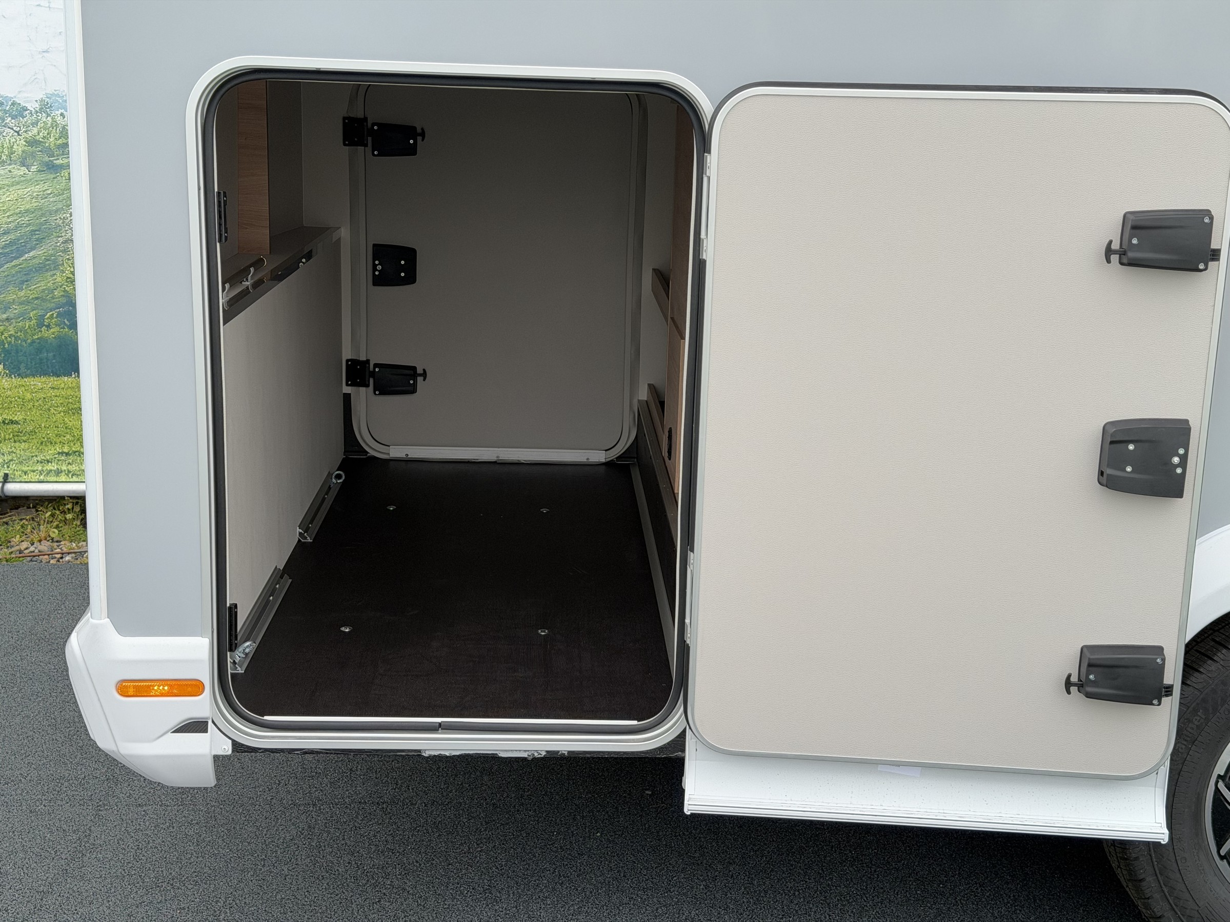 KNAUS Live Wave 650 MEG Black Select