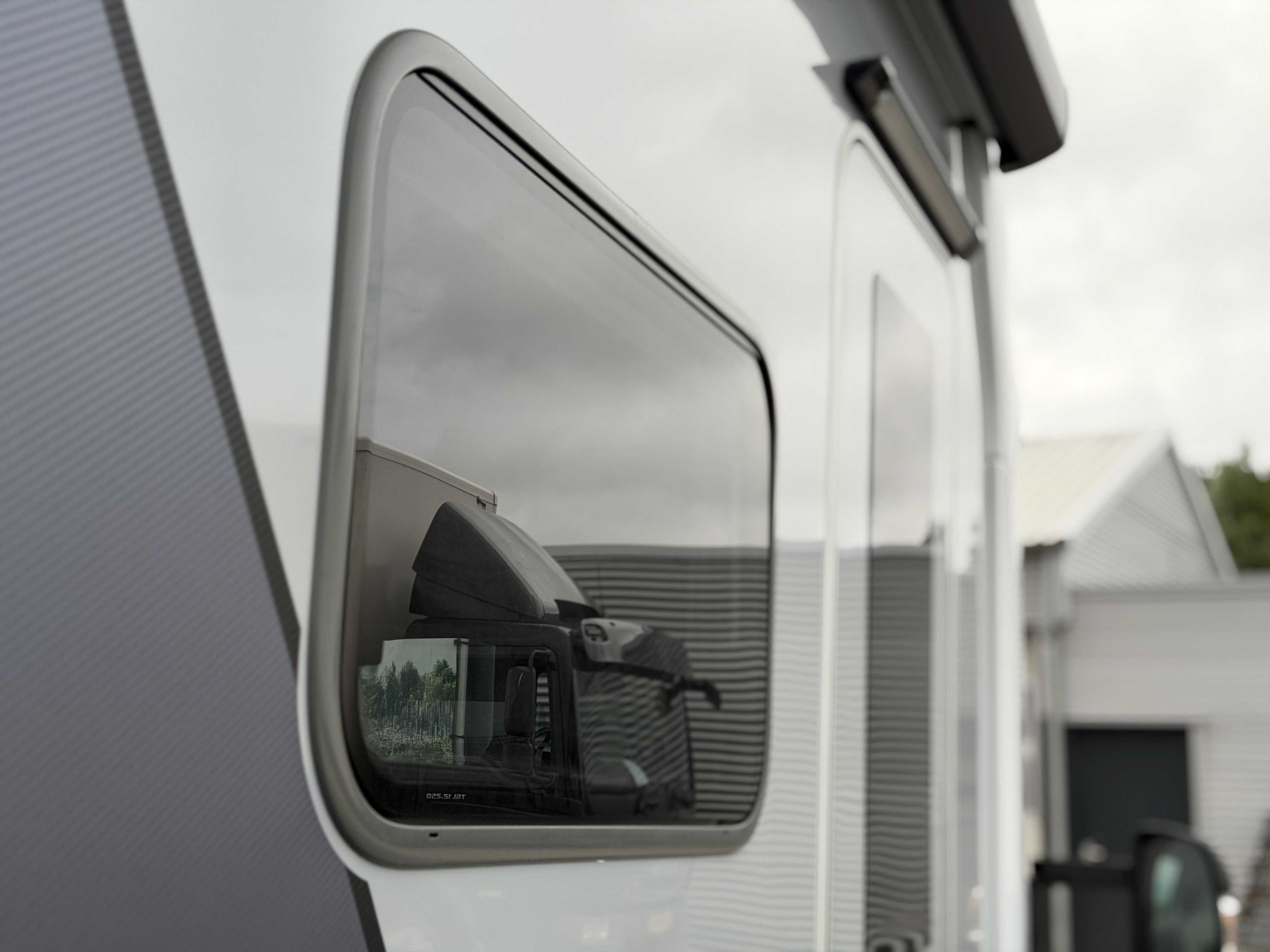 KNAUS Live Wave 650 MEG Black Select