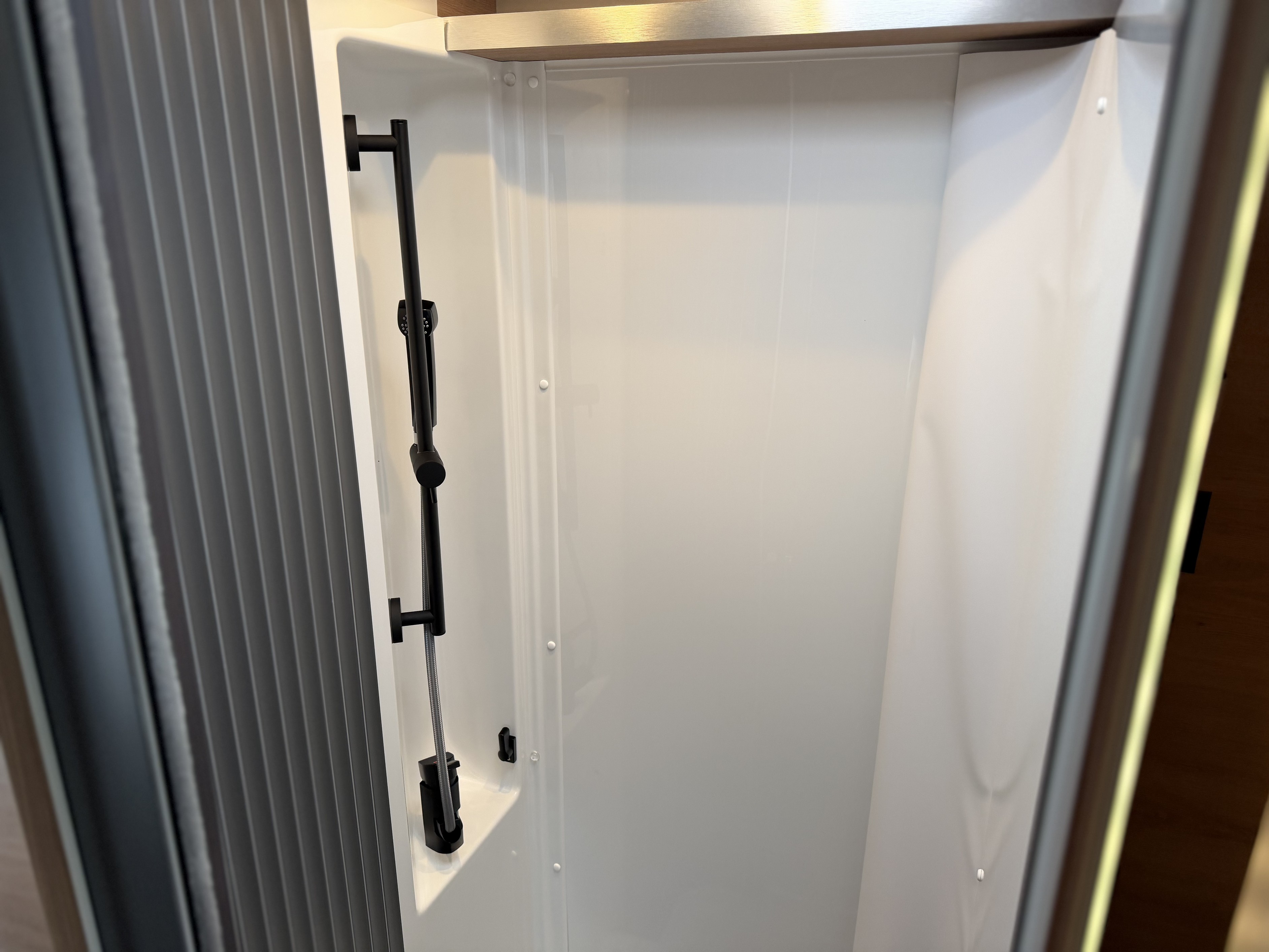 KNAUS Live Wave 650 MEG Black Select