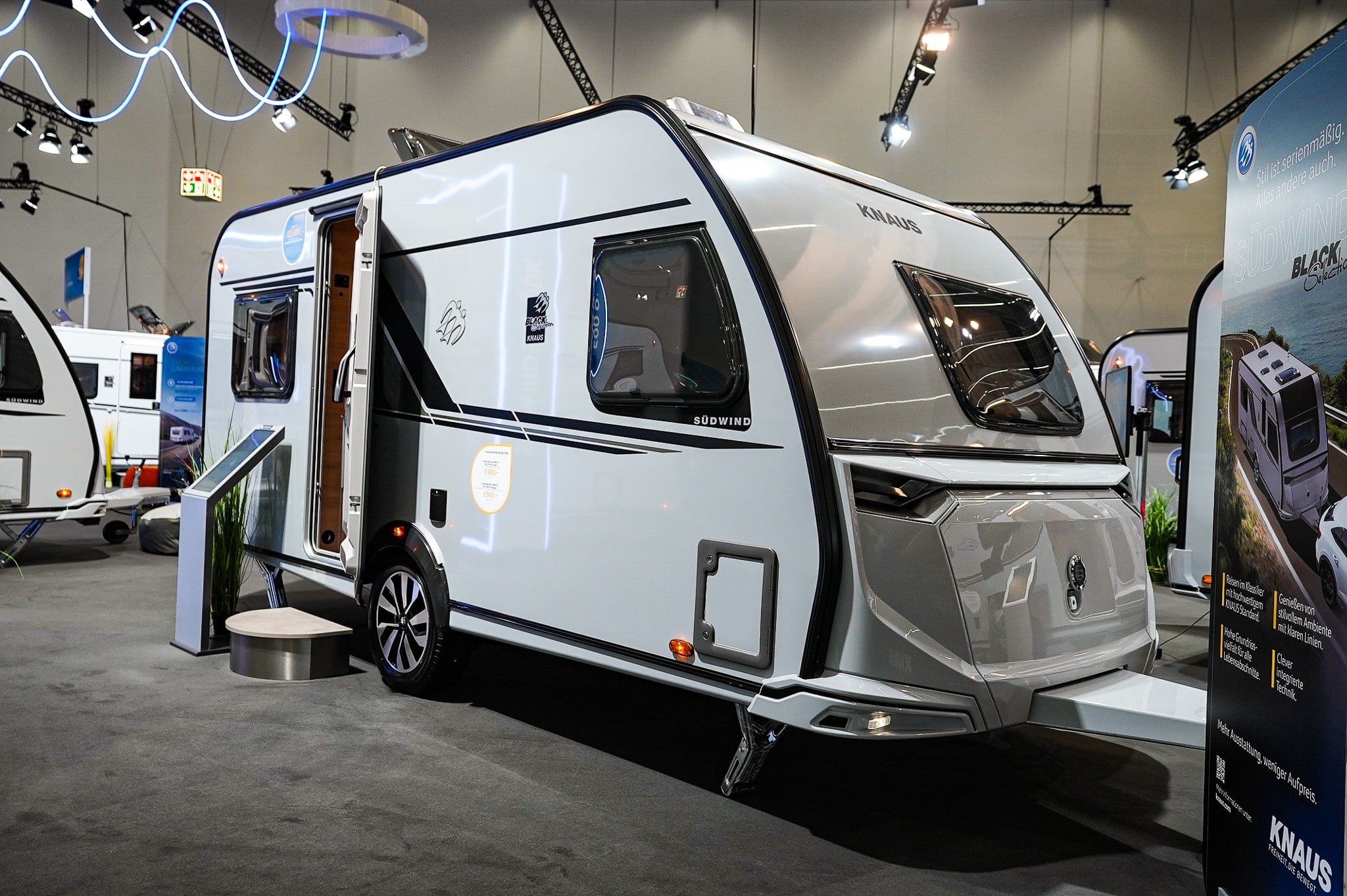 KNAUS SUDWIND 450 FU Black Selection