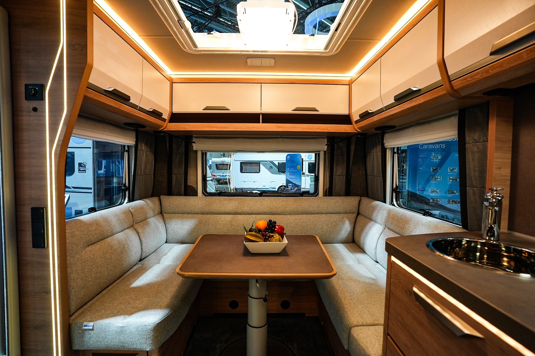 KNAUS SUDWIND 450 FU Black Selection