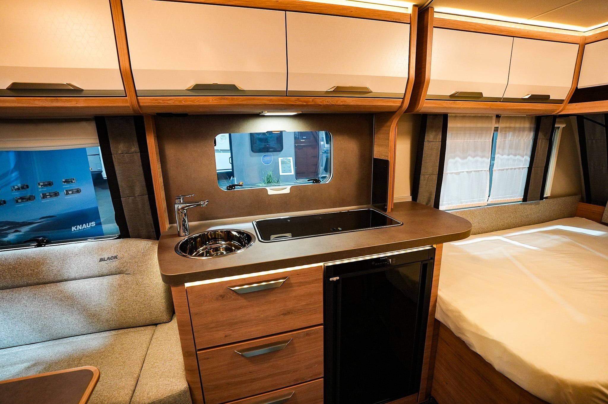 KNAUS SUDWIND 450 FU Black Selection