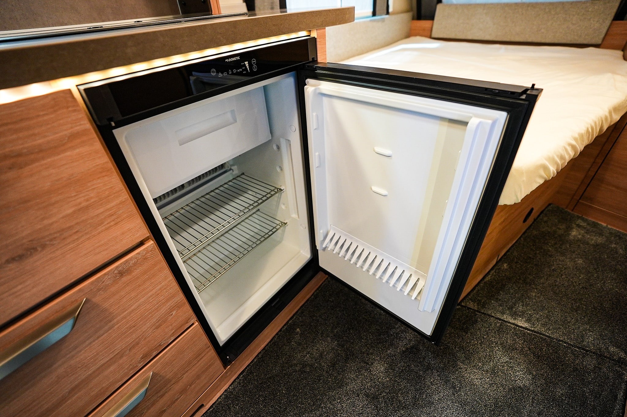 KNAUS SUDWIND 450 FU Black Selection