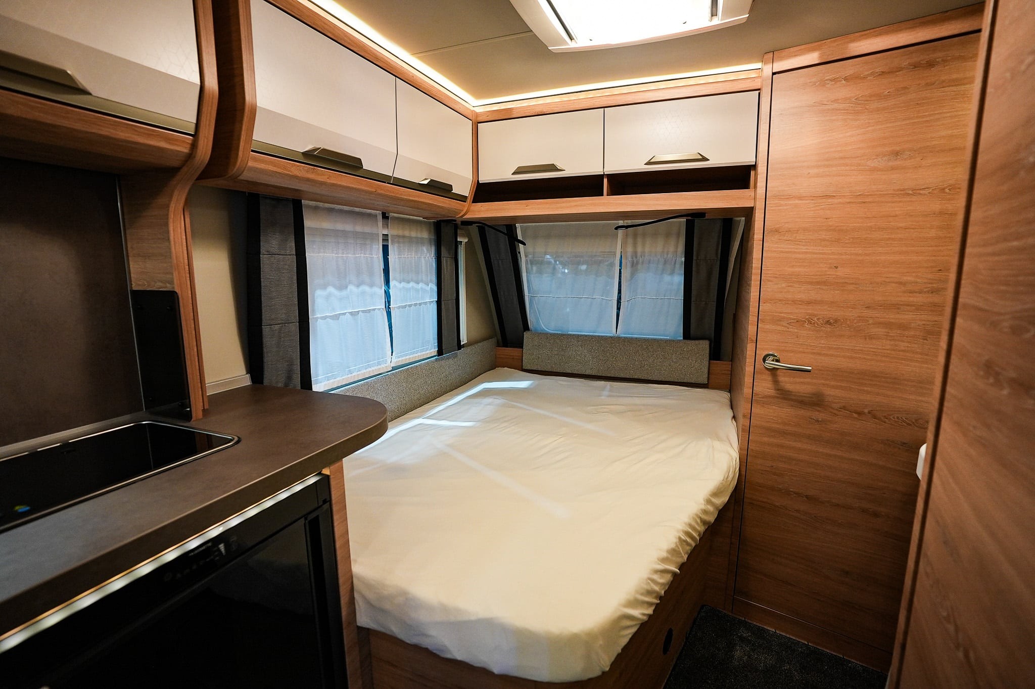 KNAUS SUDWIND 450 FU Black Selection