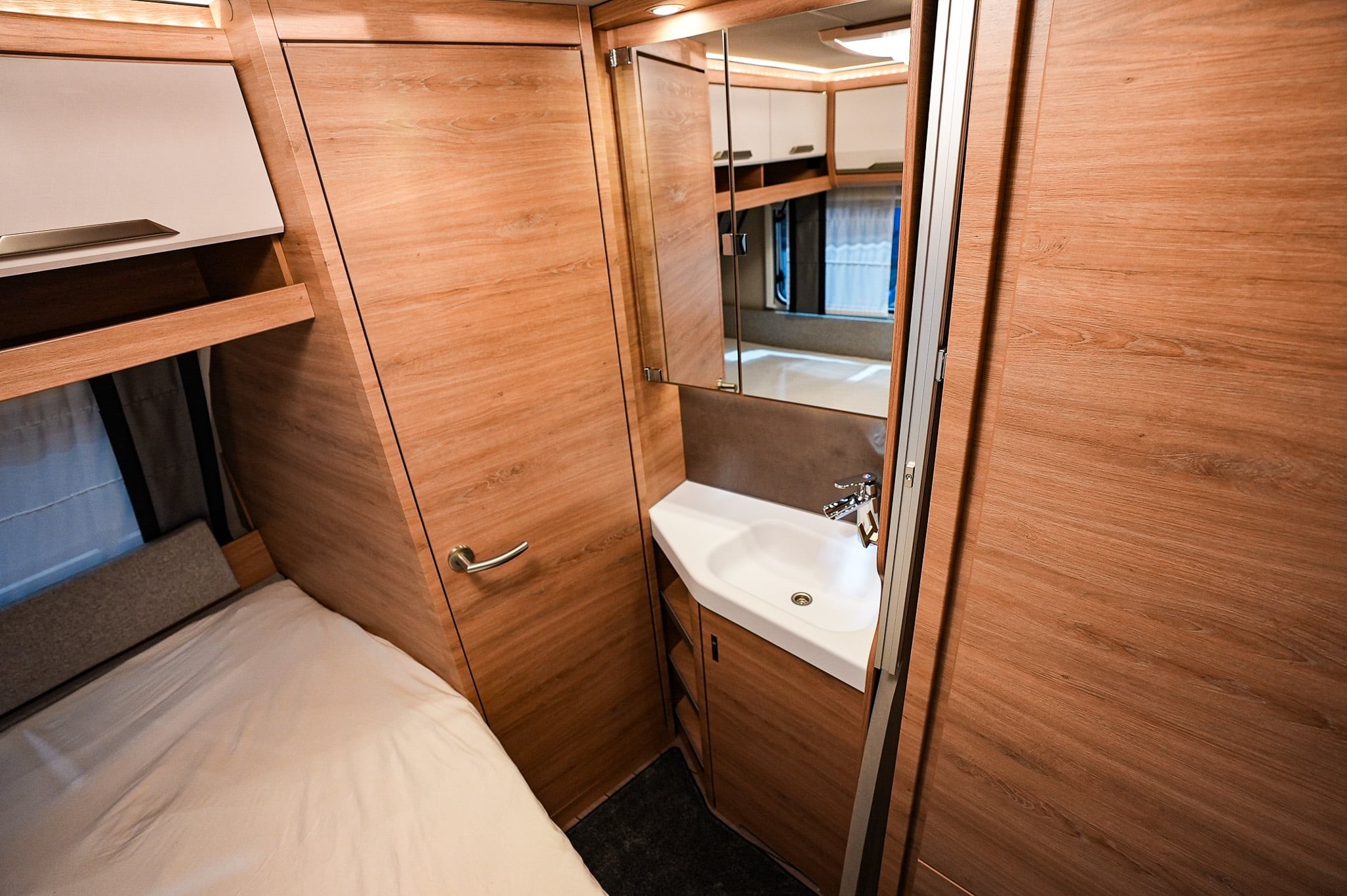 KNAUS SUDWIND 450 FU Black Selection