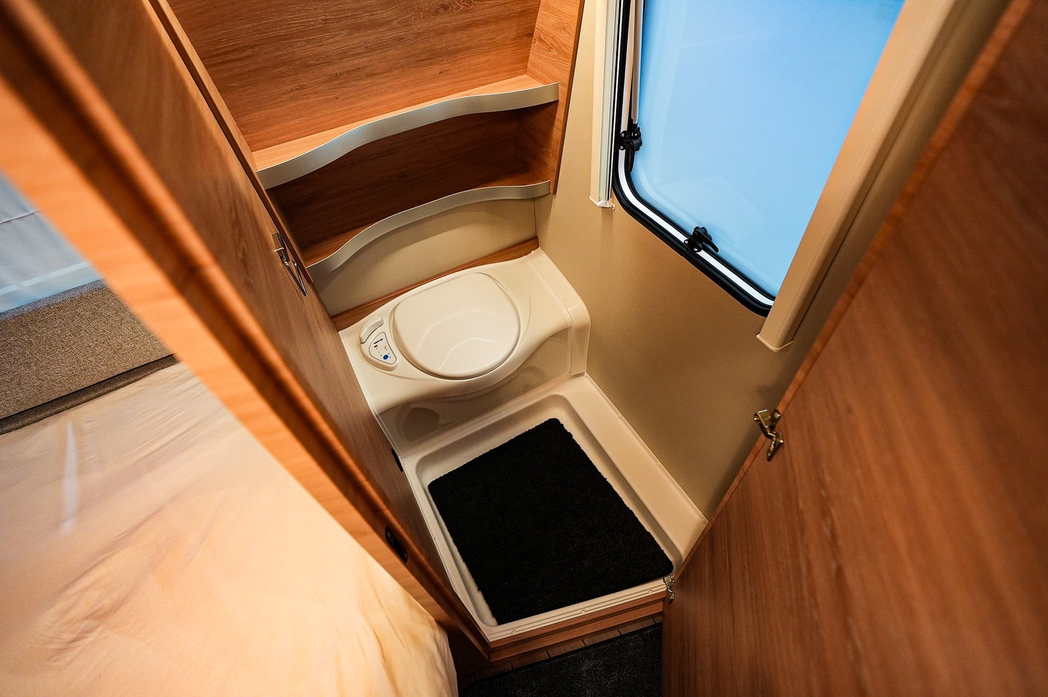 KNAUS SUDWIND 450 FU Black Selection