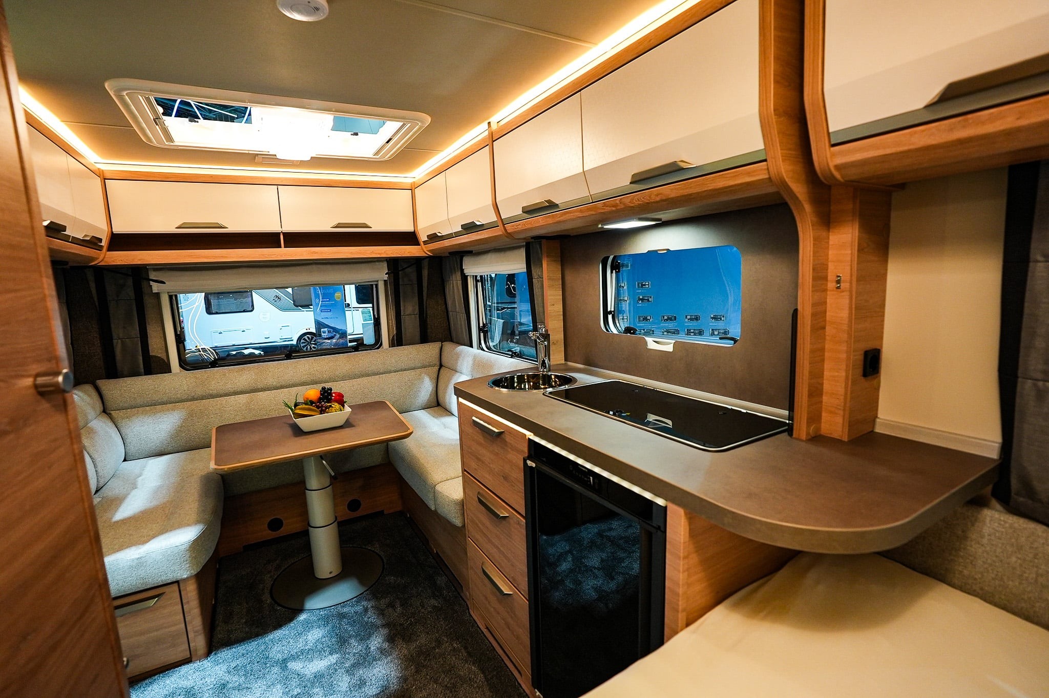 KNAUS SUDWIND 450 FU Black Selection